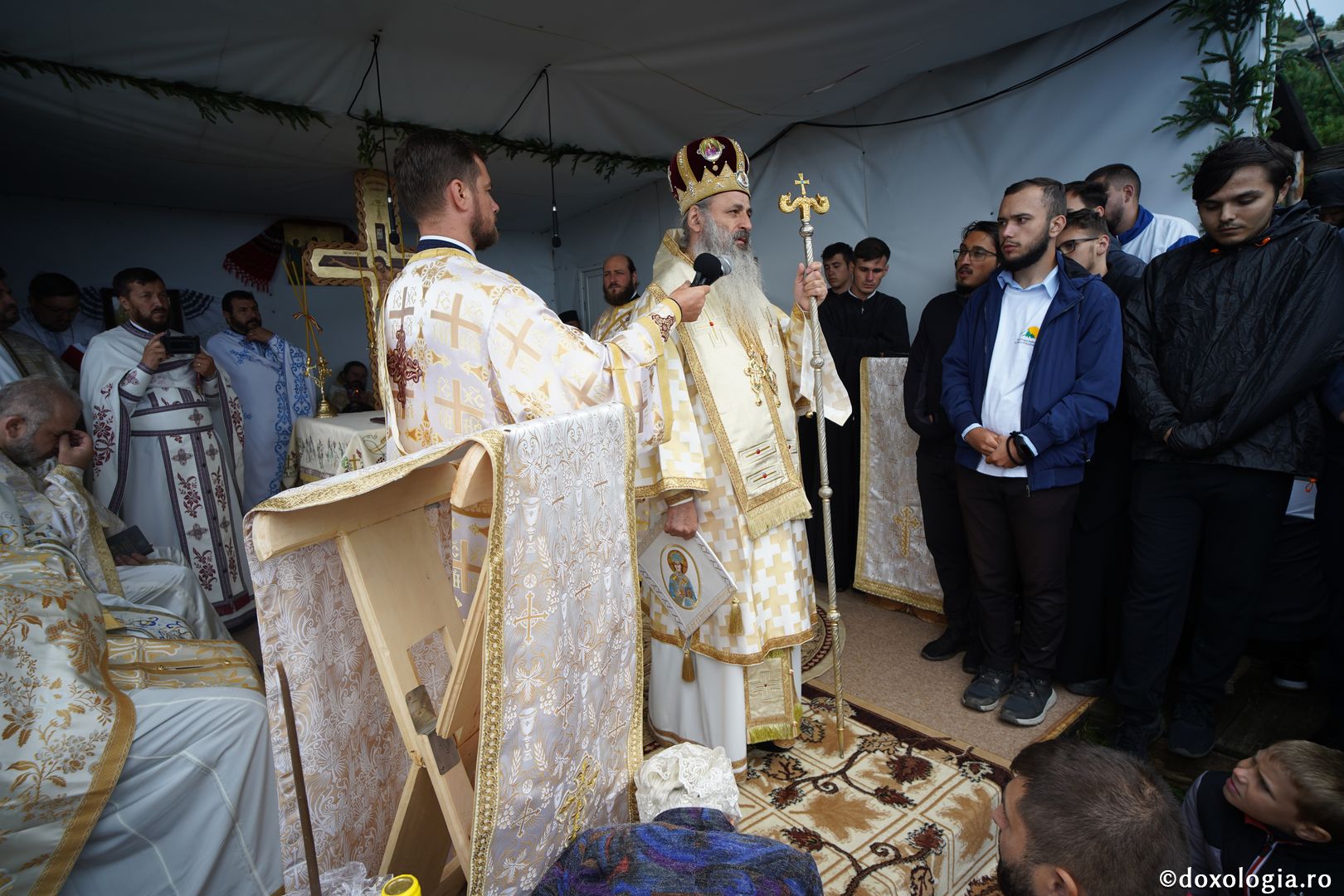 Foto: Adrian Sârbu Hramul Mănăstirii Ceahlău: Sute de credincioși s-au rugat alături de IPS Părinte Teofan și PS Macarie la cota 1800