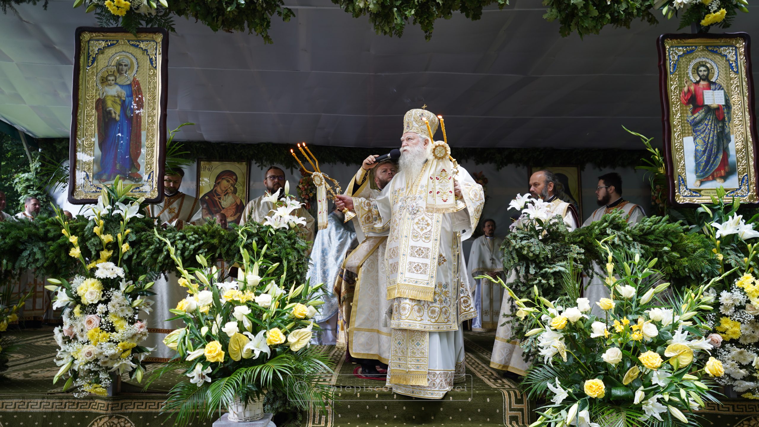 Liturghie arhierească la Mănăstirea Sihăstria Râșcăi în ajunul hramului