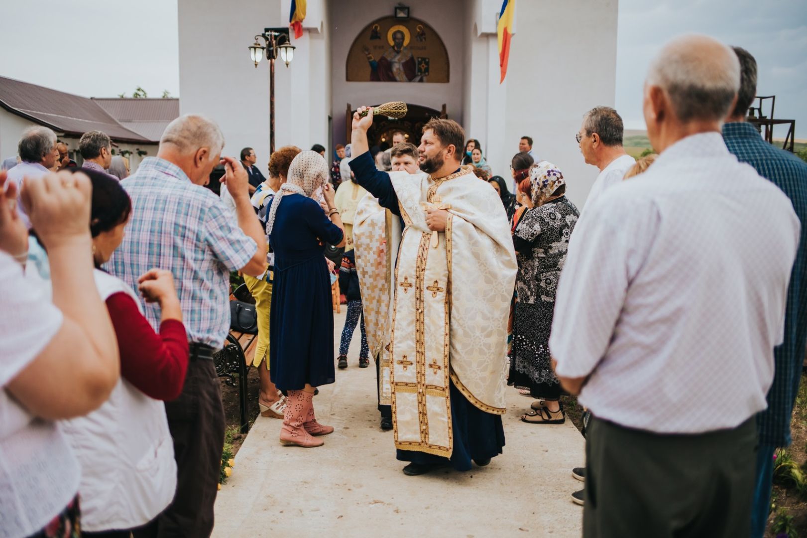 Icoana Maicii Domnului „Grabnic Ascultătoarea”, în mijlocul credincioșilor Parohiei Bălușești