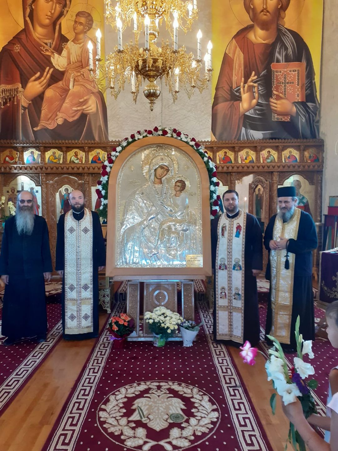 Icoana Maicii Domnului „Grabnic Ascultătoarea”, în mijlocul credincioșilor Parohiei Bălușești