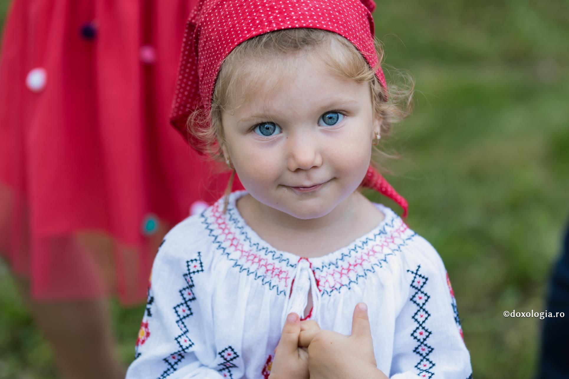 „Copiii se bucură de privilegiul unei relații spontane și firești cu Dumnezeu” / Foto: Oana Nechifor fetiță cu batic