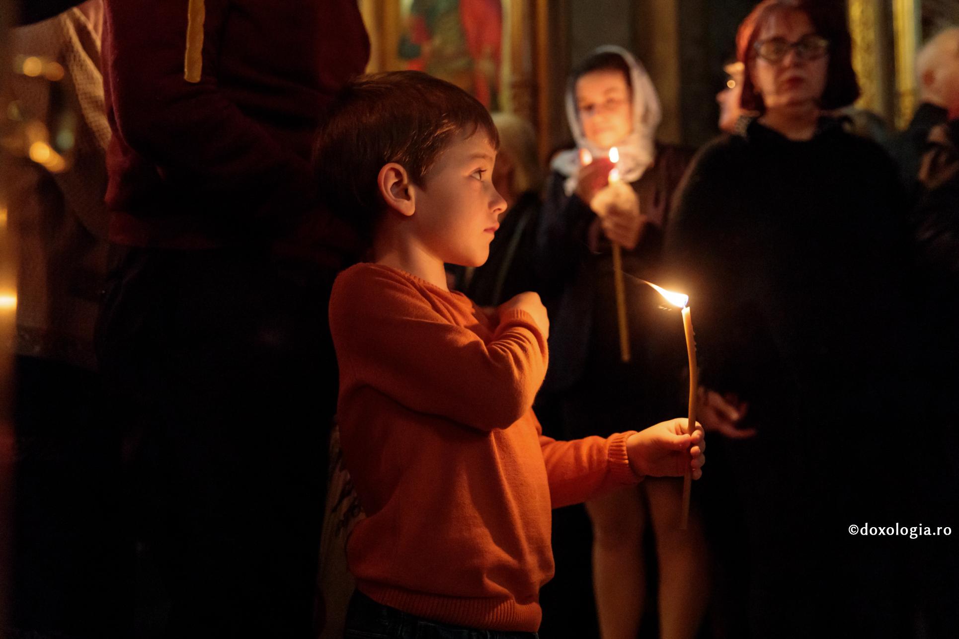 Cum îi transmiți copilului tău ce înseamnă să fii creștin? / Foto: Oana Nechifor copil cu lumânare aprinsă în mână