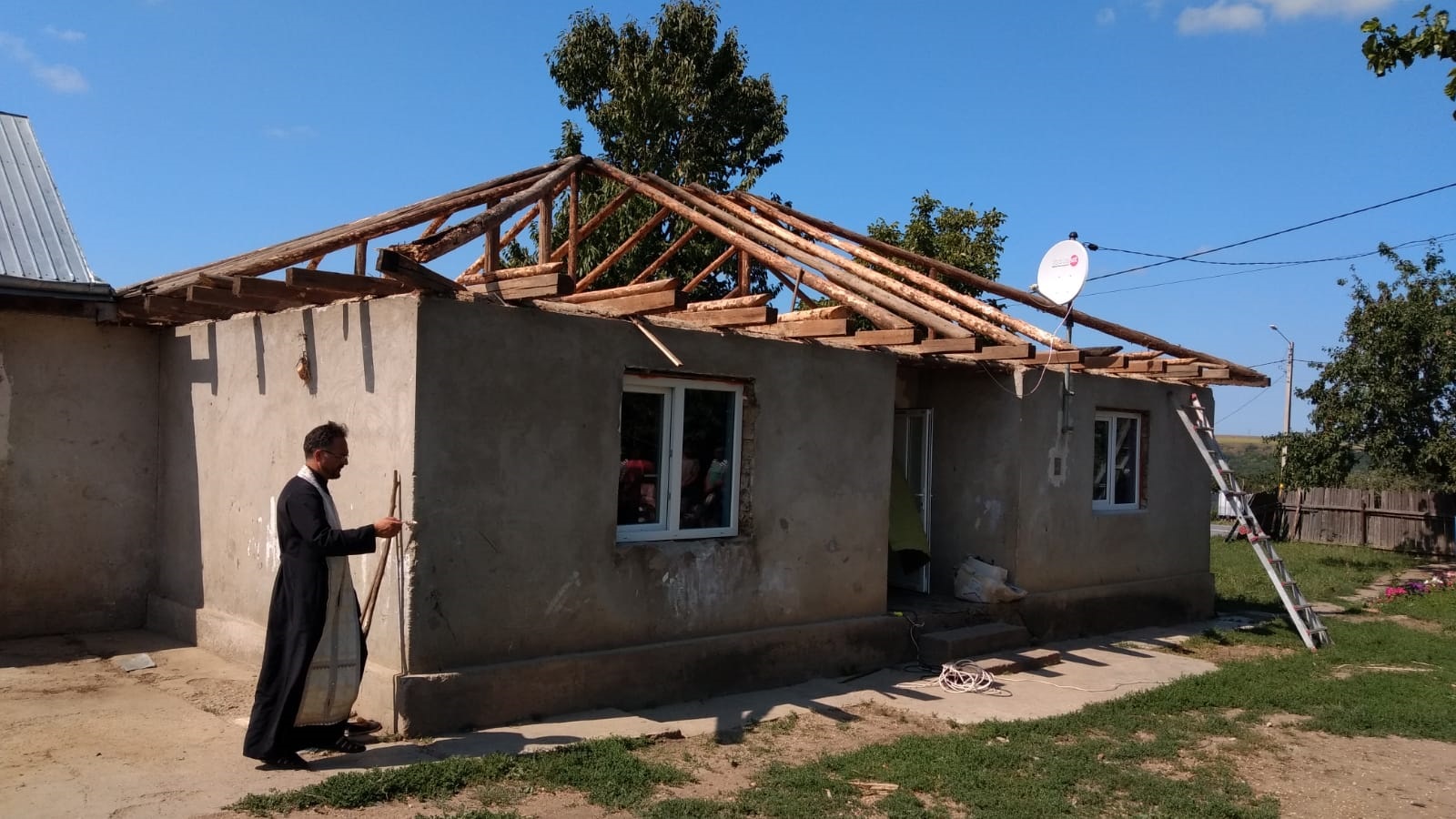 Cristina, Mihai și cei 10 copii ai lor au nevoie de un acoperiș nou până în iarnă