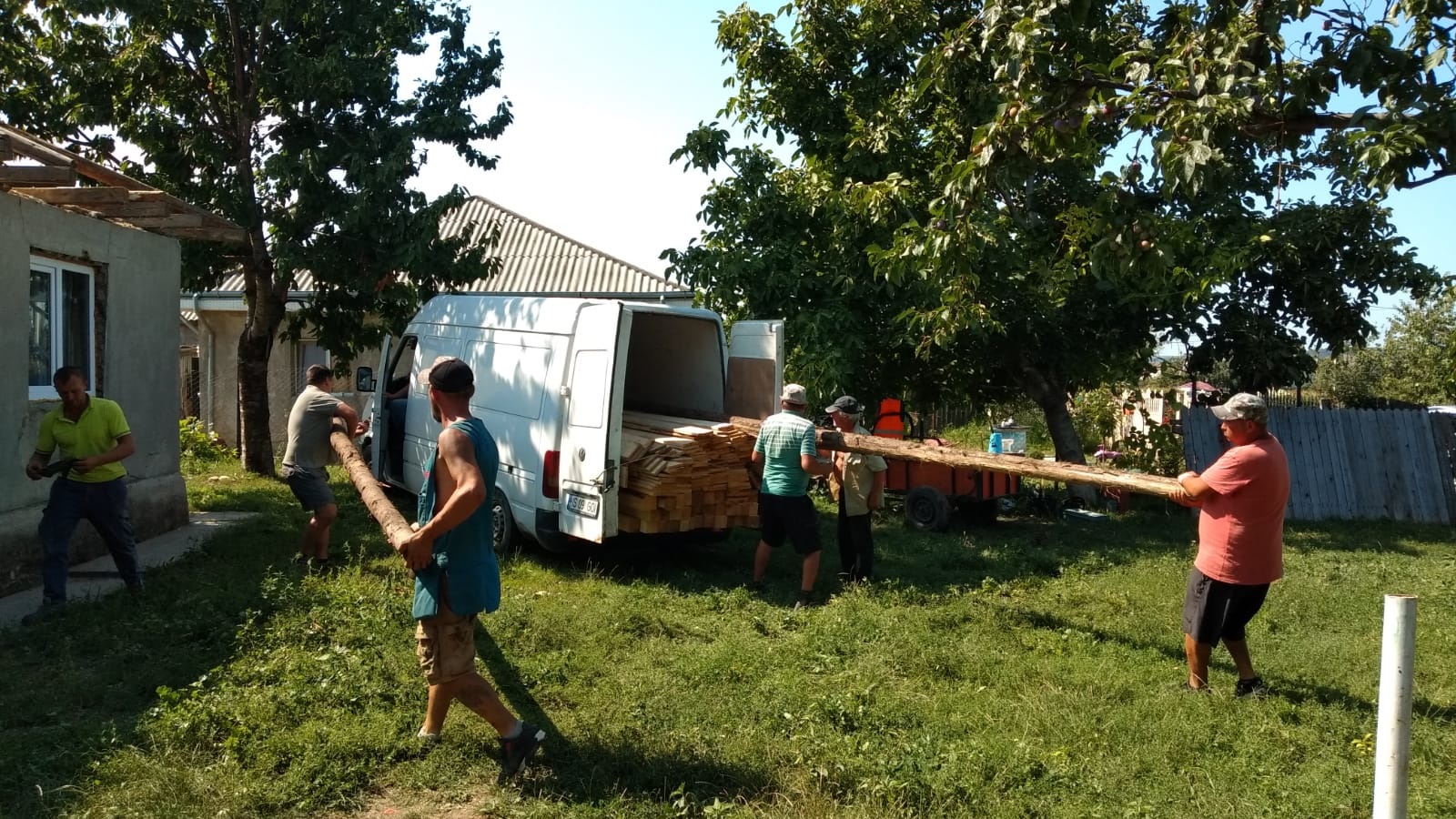 Cristina, Mihai și cei 10 copii ai lor au nevoie de un acoperiș nou până în iarnă