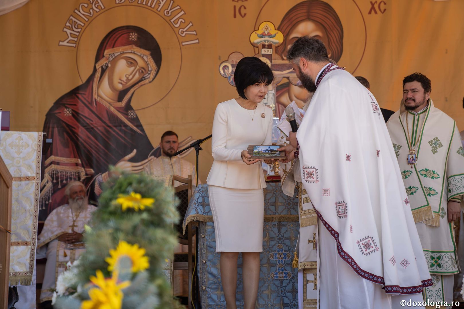 IPS Teofan și PS Veniamin au sfințit noua biserică din cimitirul Parohiei Dealu Mare