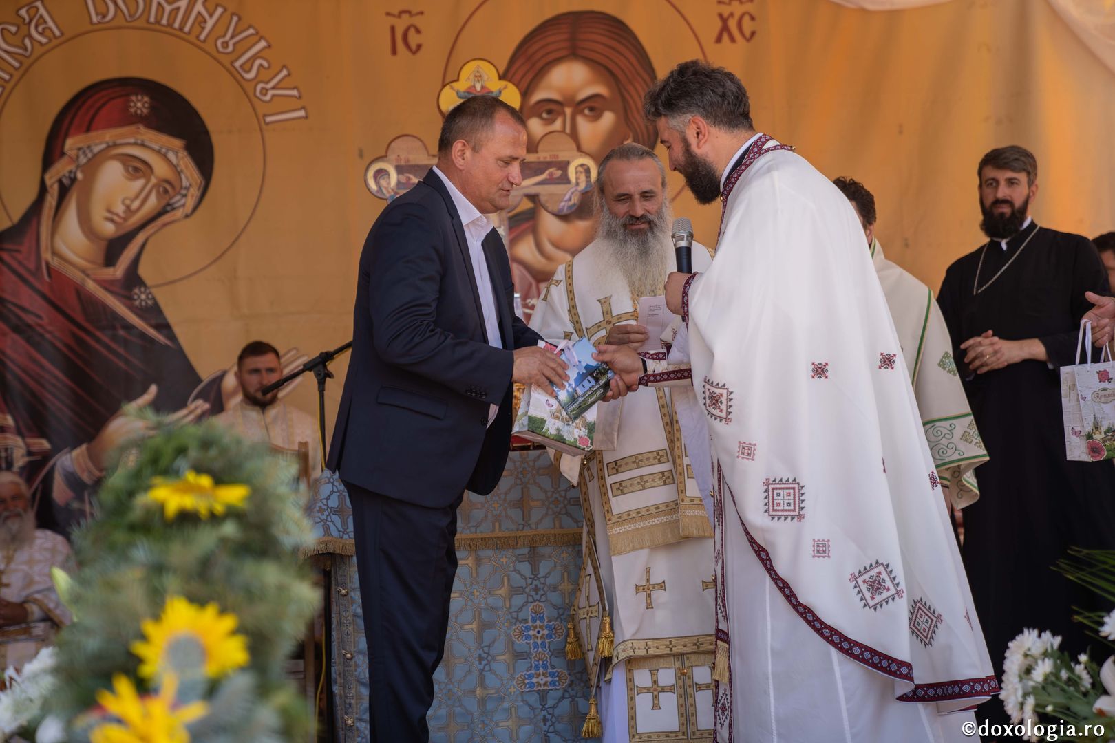 IPS Teofan și PS Veniamin au sfințit noua biserică din cimitirul Parohiei Dealu Mare