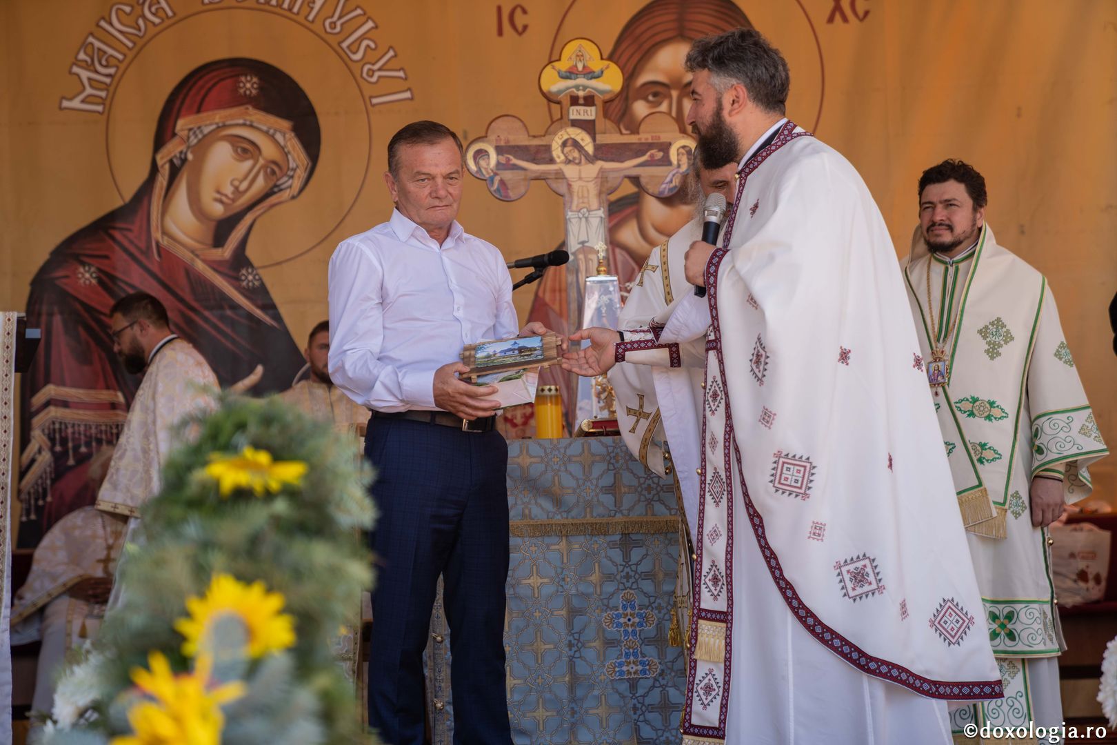 IPS Teofan și PS Veniamin au sfințit noua biserică din cimitirul Parohiei Dealu Mare