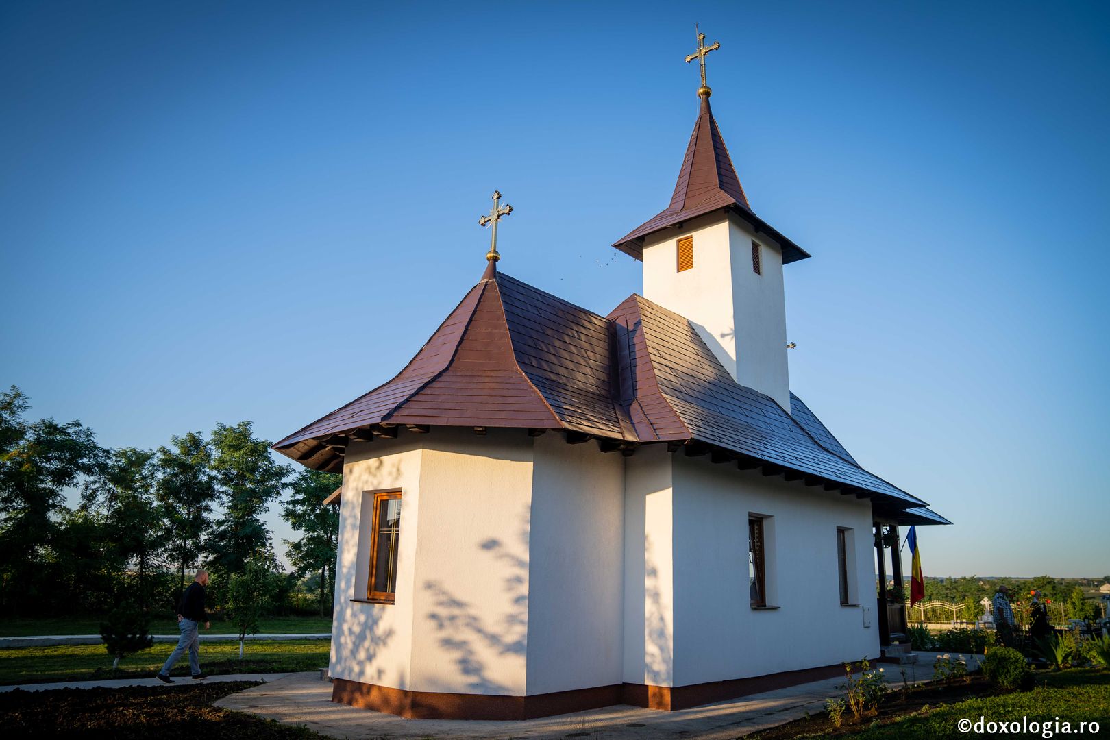 IPS Teofan și PS Veniamin au sfințit noua biserică din cimitirul Parohiei Dealu Mare