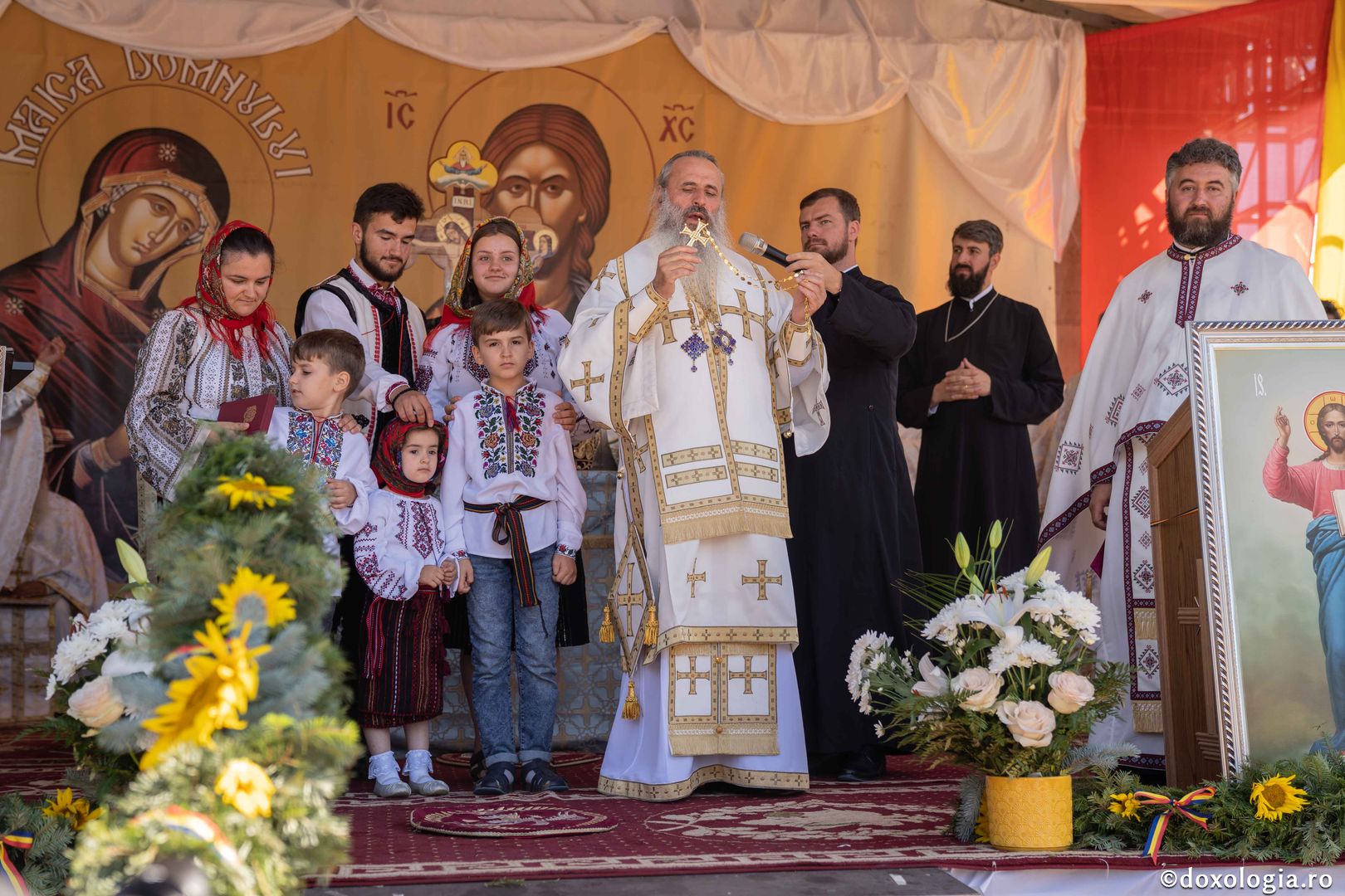 IPS Teofan și PS Veniamin au sfințit noua biserică din cimitirul Parohiei Dealu Mare