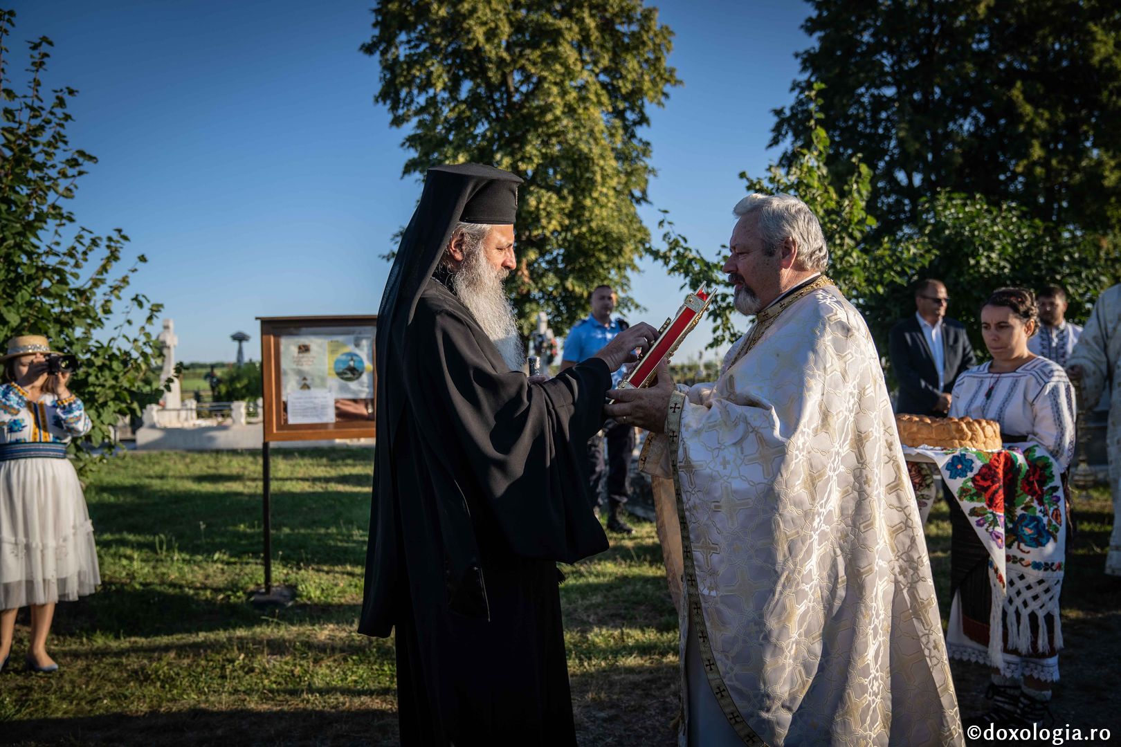 IPS Teofan și PS Veniamin au sfințit noua biserică din cimitirul Parohiei Dealu Mare