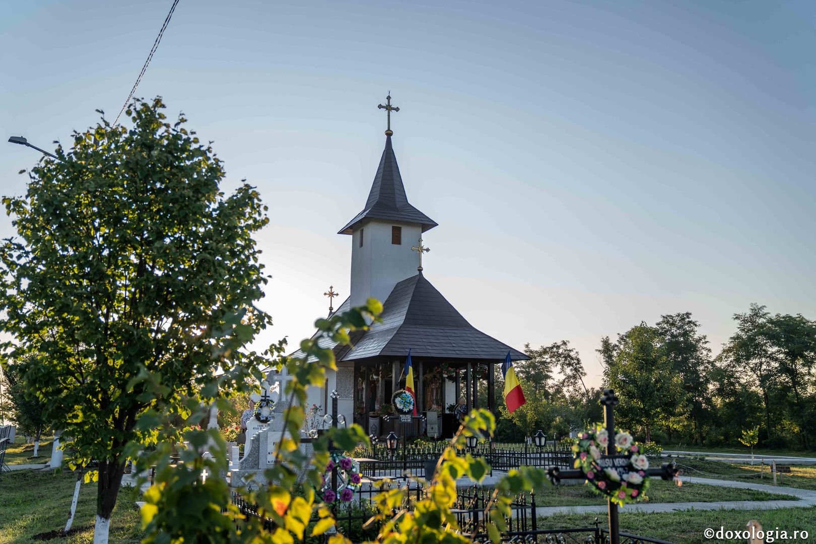 IPS Teofan și PS Veniamin au sfințit noua biserică din cimitirul Parohiei Dealu Mare