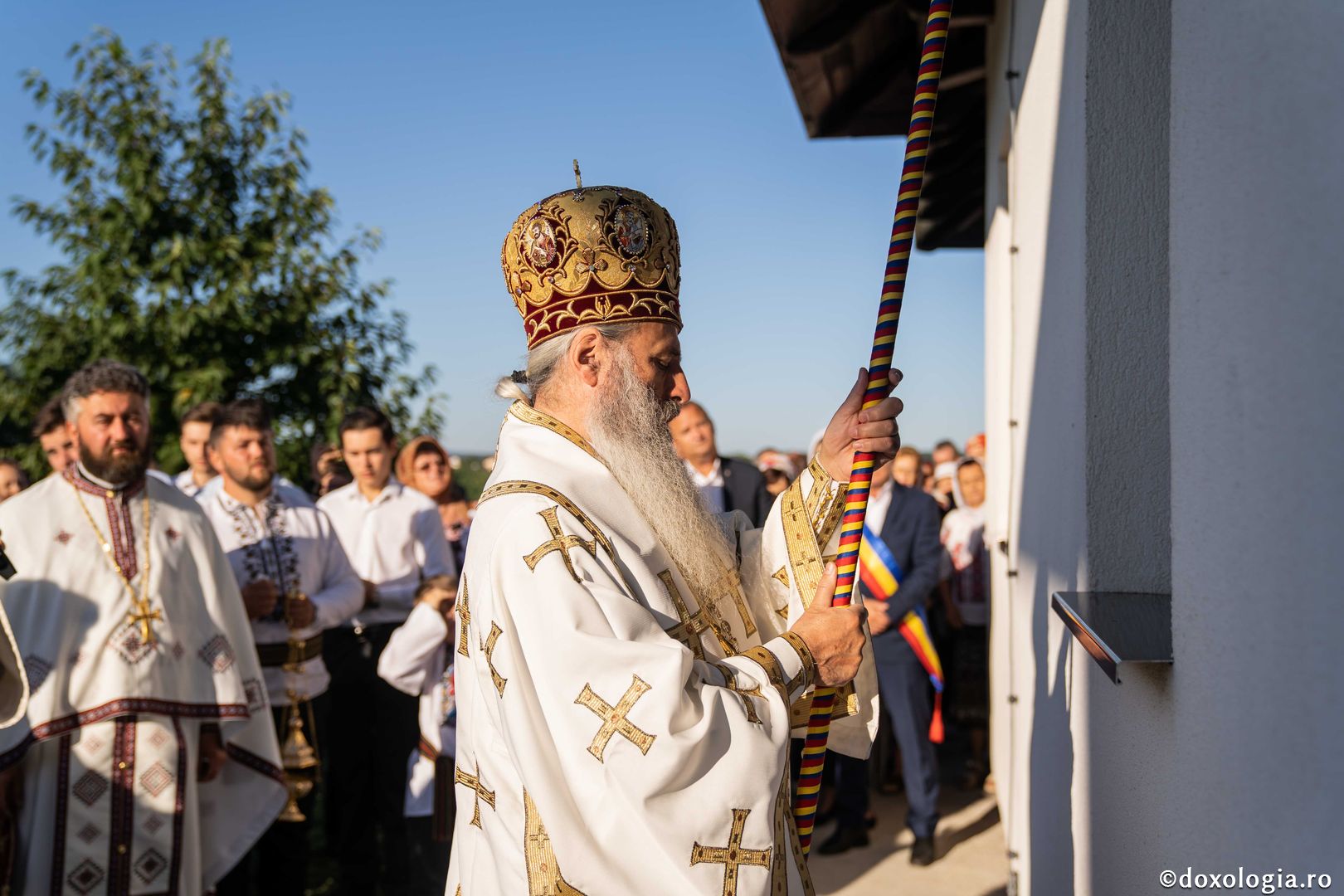 IPS Teofan și PS Veniamin au sfințit noua biserică din cimitirul Parohiei Dealu Mare