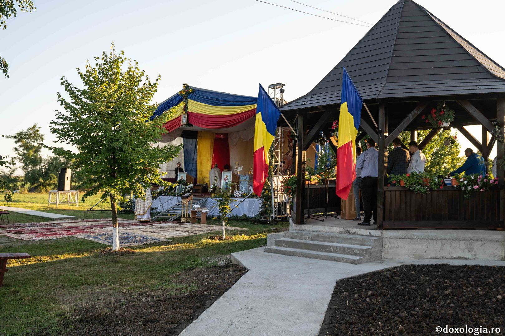 IPS Teofan și PS Veniamin au sfințit noua biserică din cimitirul Parohiei Dealu Mare