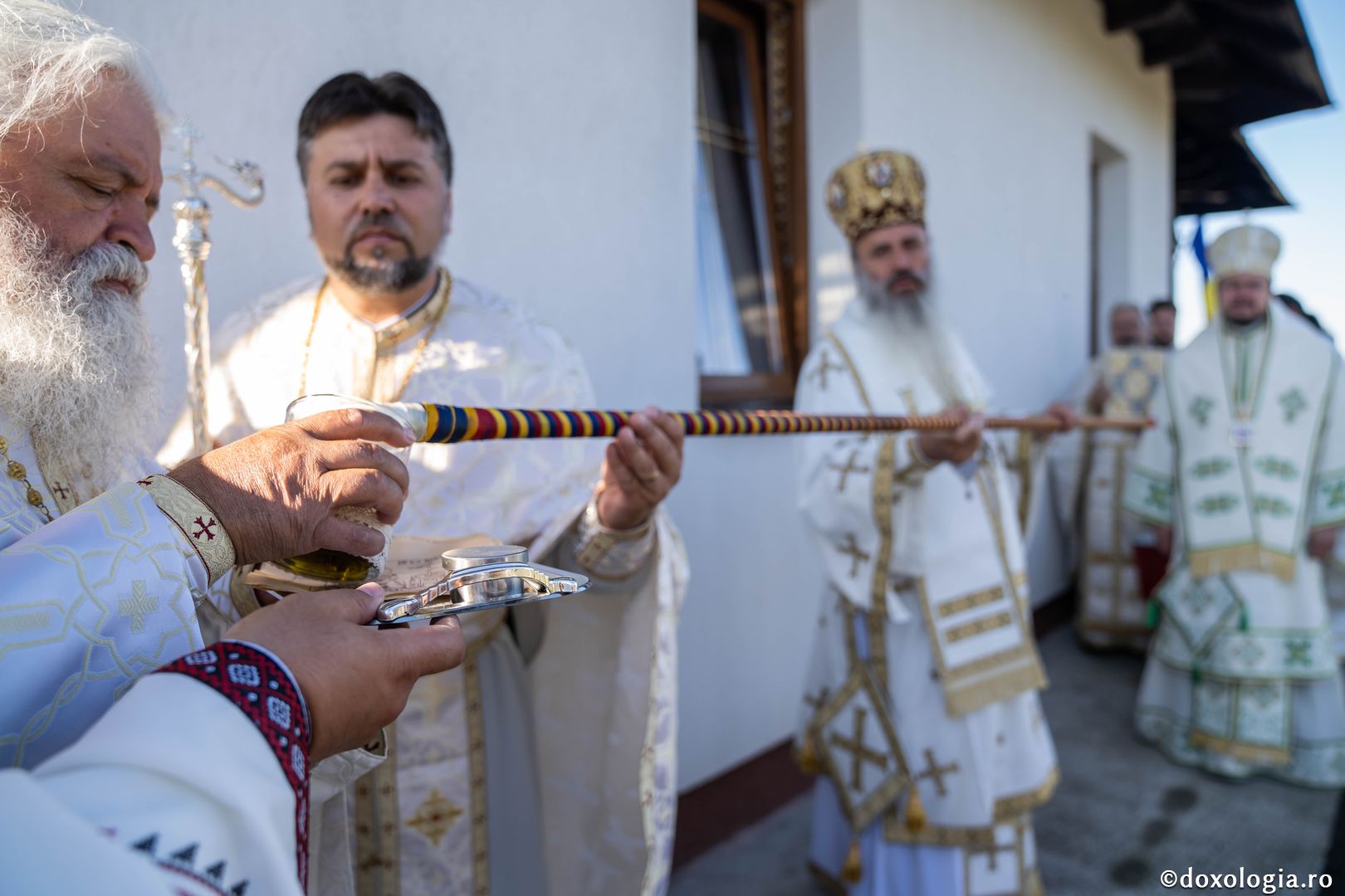 IPS Teofan și PS Veniamin au sfințit noua biserică din cimitirul Parohiei Dealu Mare