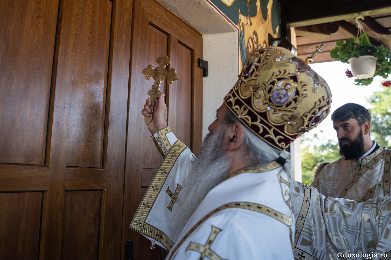 IPS Teofan și PS Veniamin au sfințit noua biserică din cimitirul Parohiei Dealu Mare