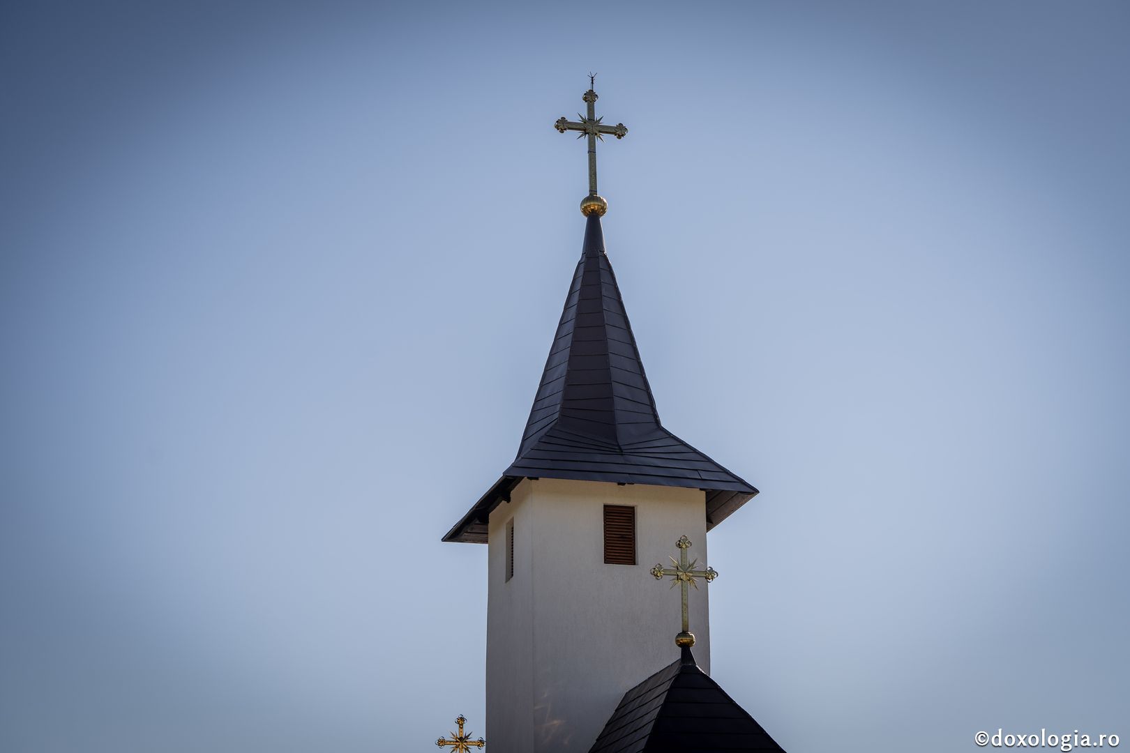 IPS Teofan și PS Veniamin au sfințit noua biserică din cimitirul Parohiei Dealu Mare