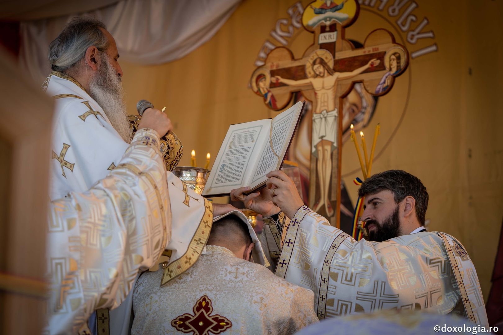 IPS Teofan și PS Veniamin au sfințit noua biserică din cimitirul Parohiei Dealu Mare