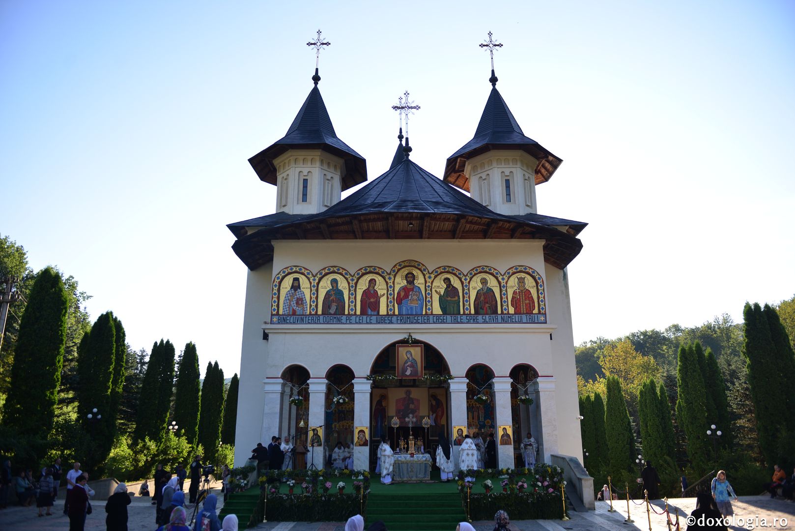 Trei ierarhi au slujit la hramul Mănăstirii Sihăstria. IPS Teofan: „Dorul de Dumnezeu a ajutat-o pe Sfânta Teodora să rabde frigul, singurătatea, ispitele demonice și foamea”