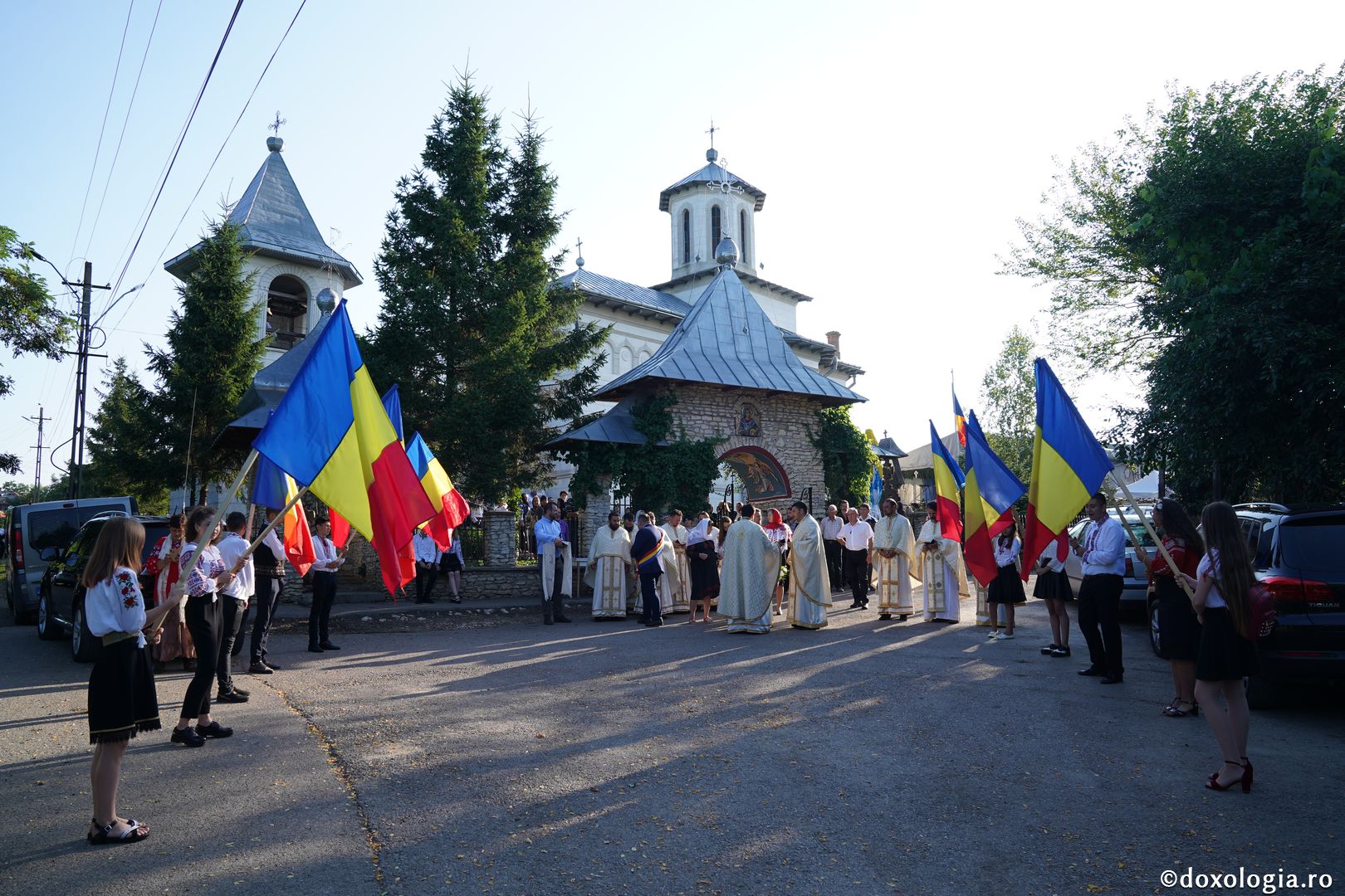 Foto: Bogdan Bulgariu Sfințire de casă socială în Parohia Avrămeni. IPS Teofan: „Viața creștinului este o Cruce zilnică”