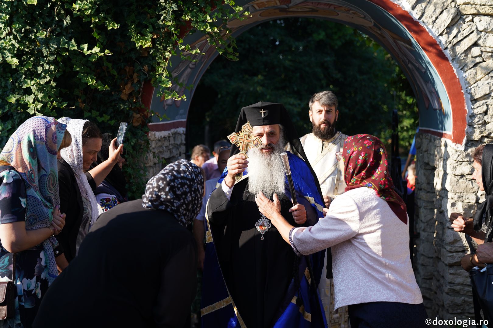 Sfințire de casă socială în Parohia Avrămeni. IPS Teofan: „Viața creștinului este o Cruce zilnică”