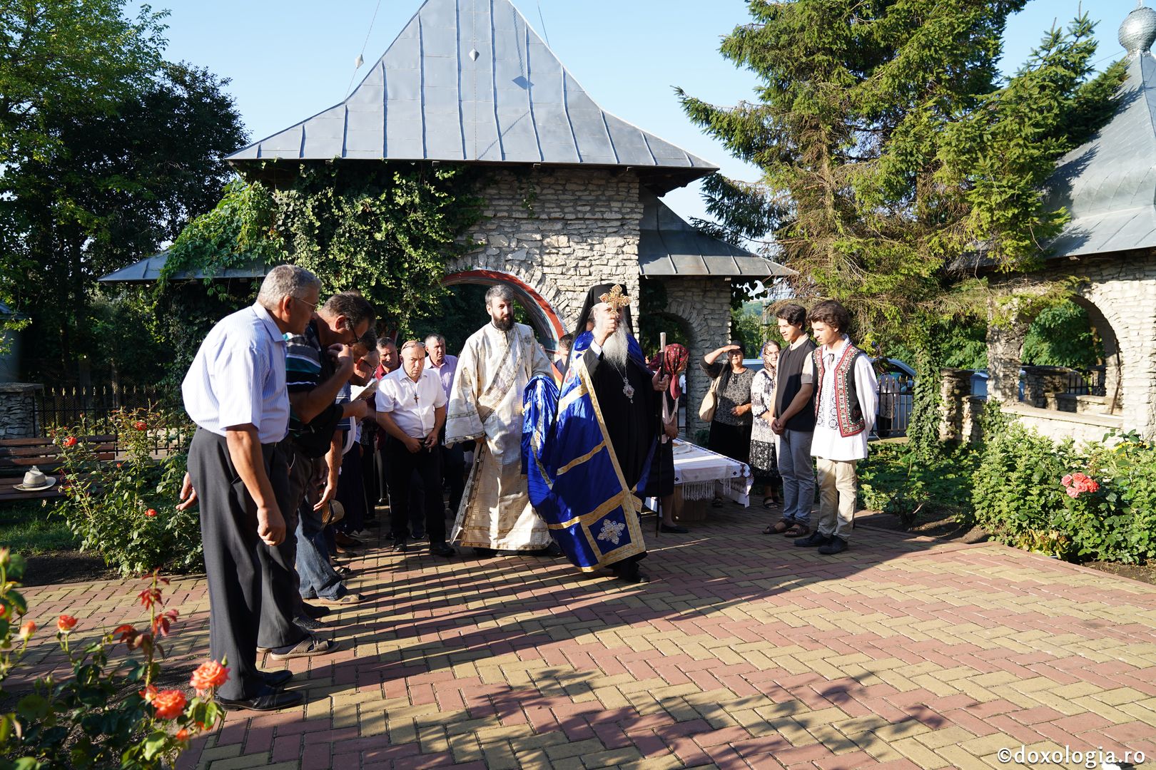 Foto: Bogdan Bulgariu Sfințire de casă socială în Parohia Avrămeni. IPS Teofan: „Viața creștinului este o Cruce zilnică”