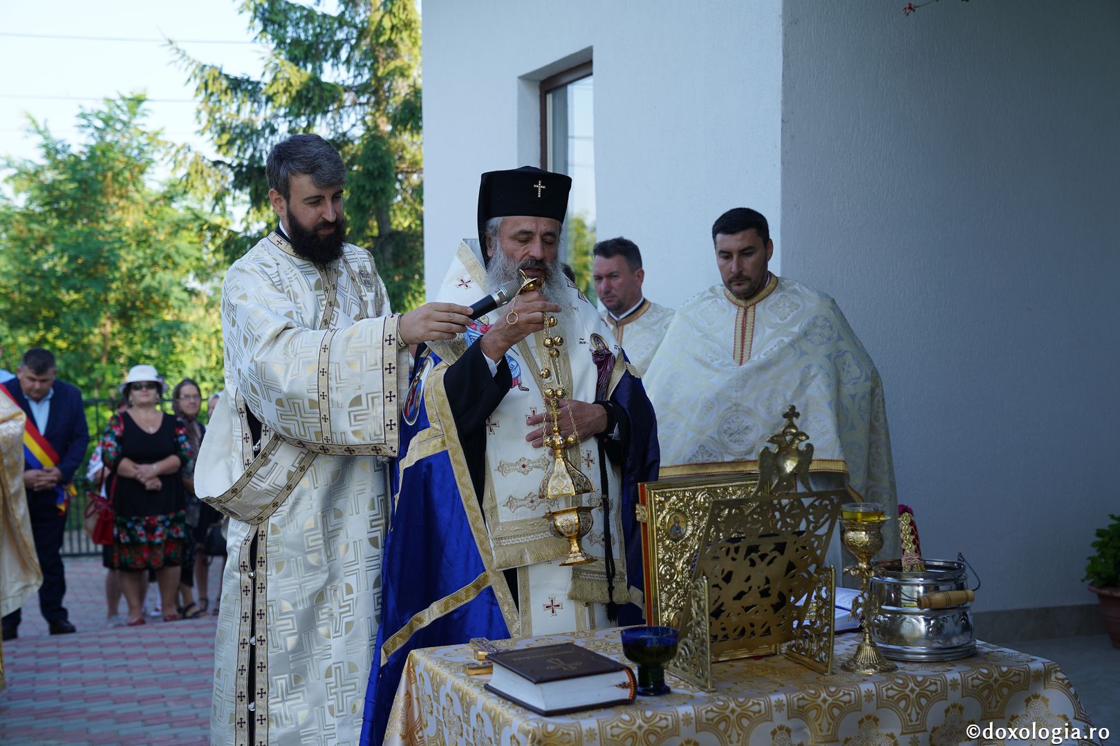 Foto: Bogdan Bulgariu Sfințire de casă socială în Parohia Avrămeni. IPS Teofan: „Viața creștinului este o Cruce zilnică”