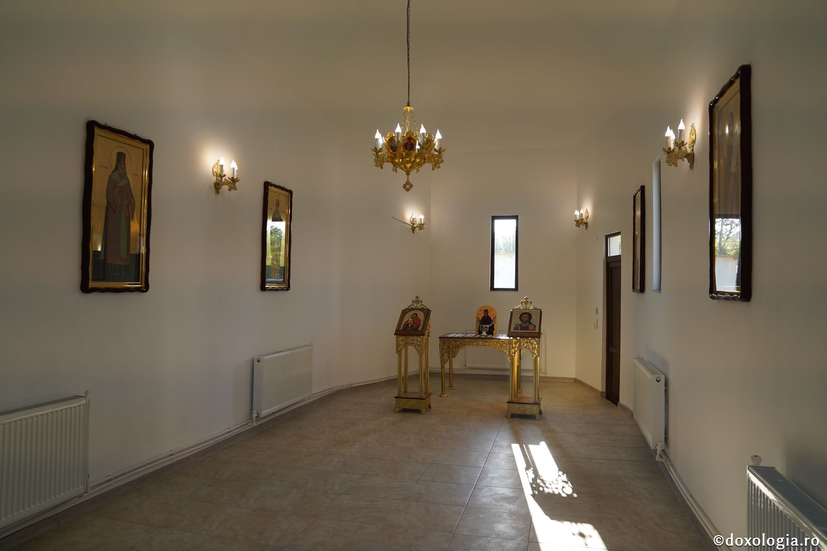 Foto: Bogdan Bulgariu Sfințire de casă socială în Parohia Avrămeni. IPS Teofan: „Viața creștinului este o Cruce zilnică”