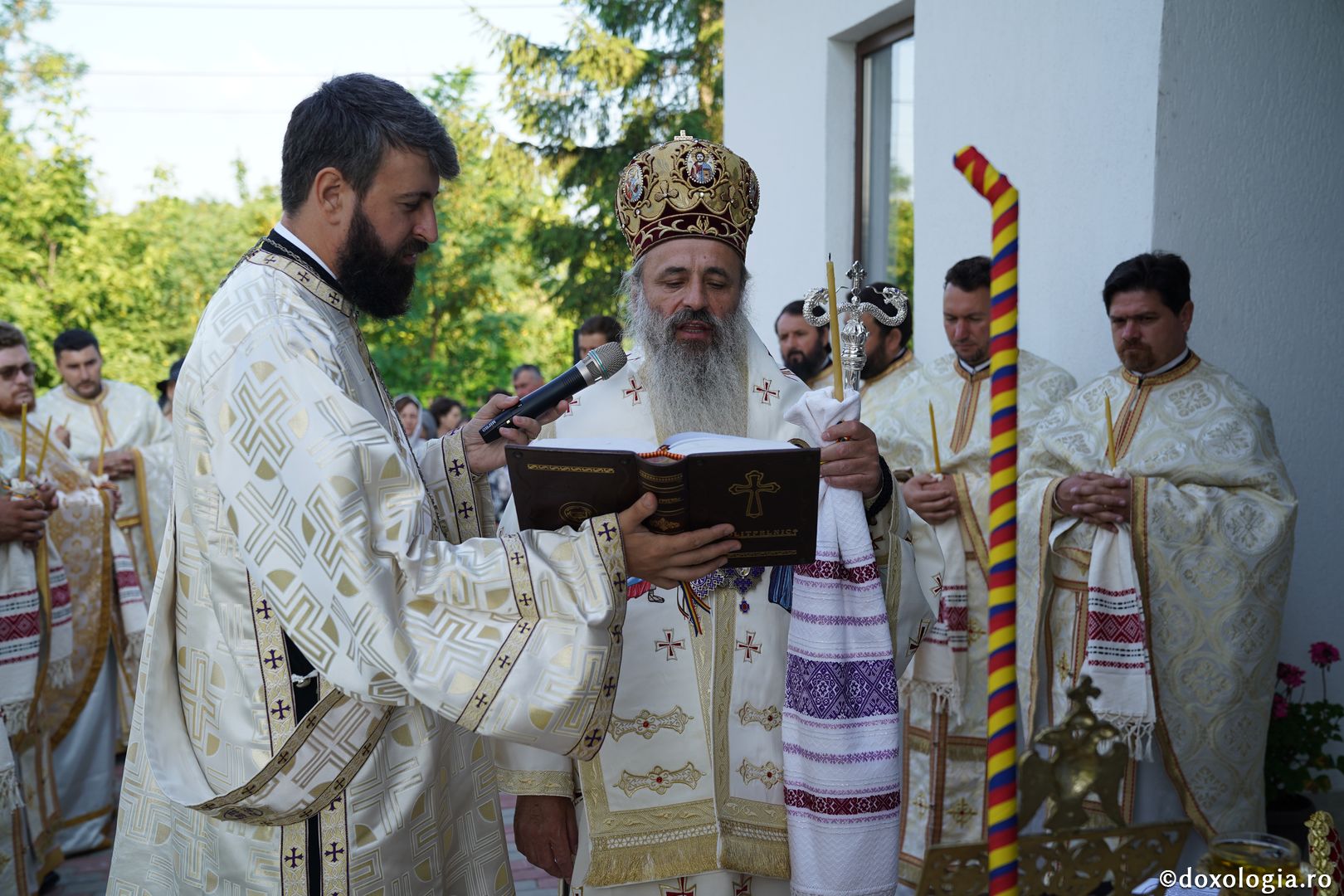 Foto: Bogdan Bulgariu Sfințire de casă socială în Parohia Avrămeni. IPS Teofan: „Viața creștinului este o Cruce zilnică”