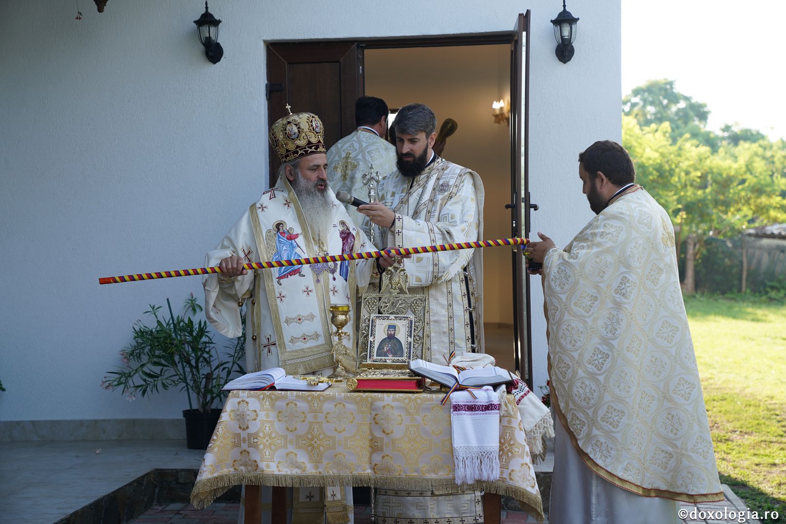 Foto: Bogdan Bulgariu Sfințire de casă socială în Parohia Avrămeni. IPS Teofan: „Viața creștinului este o Cruce zilnică”