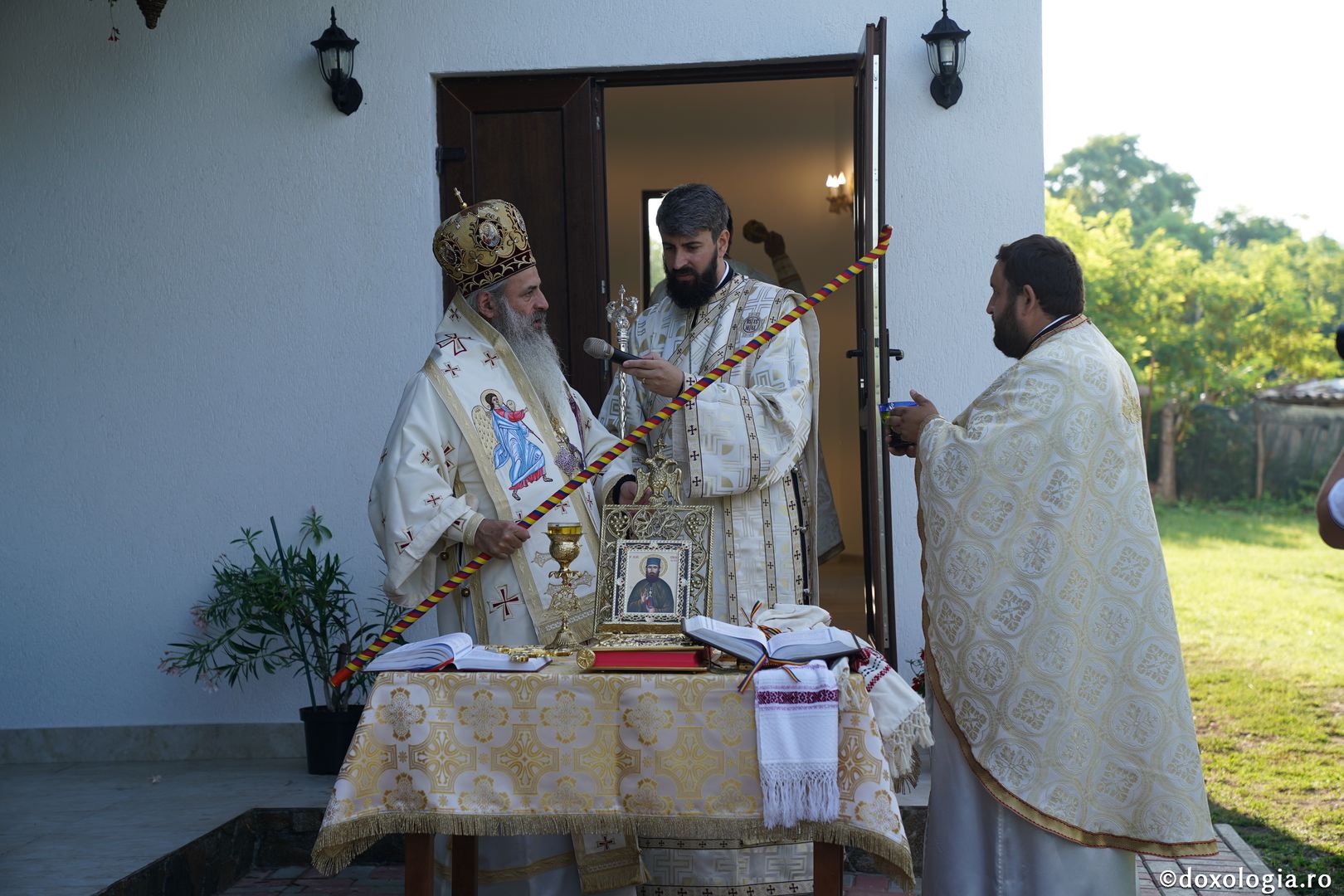 Foto: Bogdan Bulgariu Sfințire de casă socială în Parohia Avrămeni. IPS Teofan: „Viața creștinului este o Cruce zilnică”