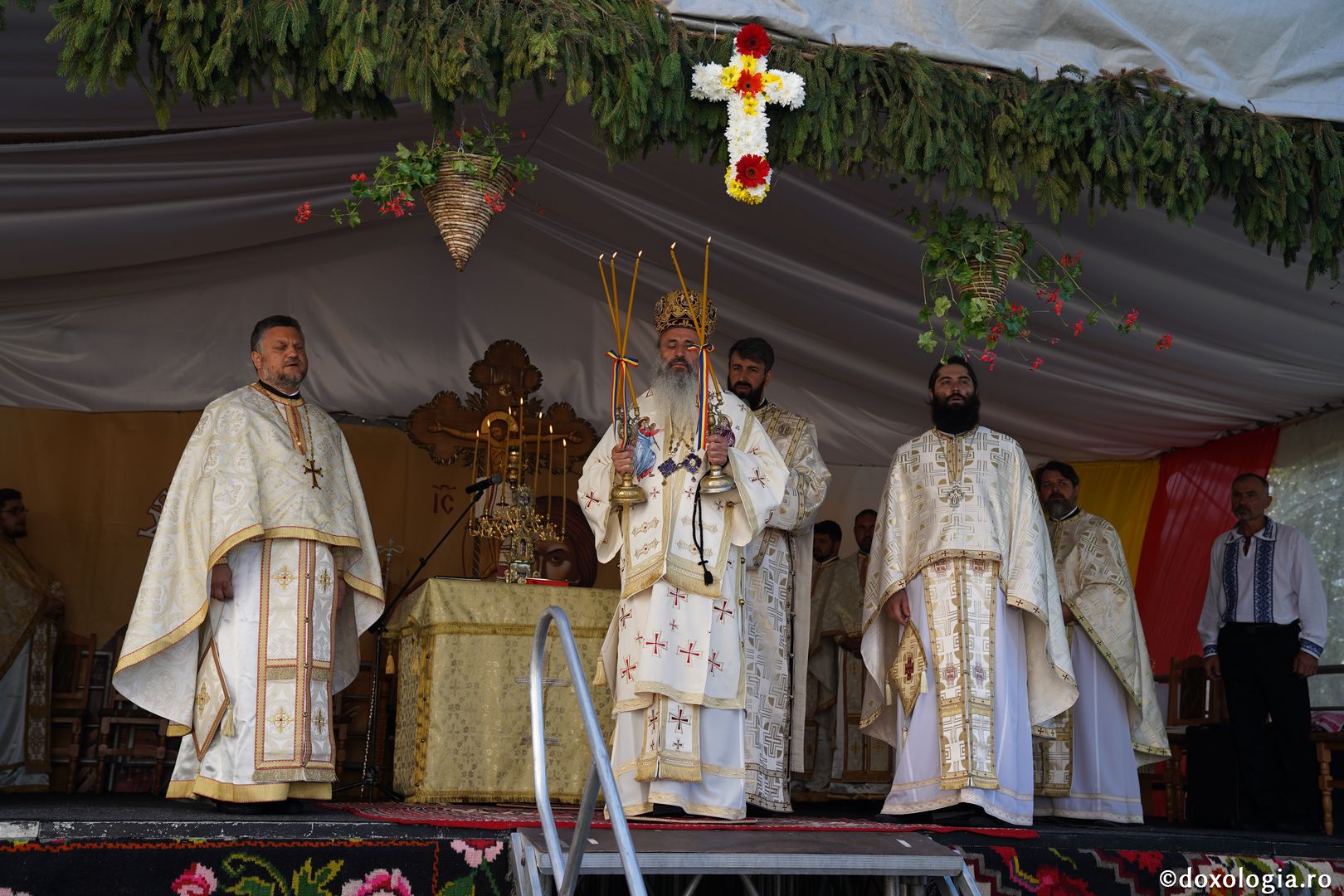 Foto: Bogdan Bulgariu Sfințire de casă socială în Parohia Avrămeni. IPS Teofan: „Viața creștinului este o Cruce zilnică”