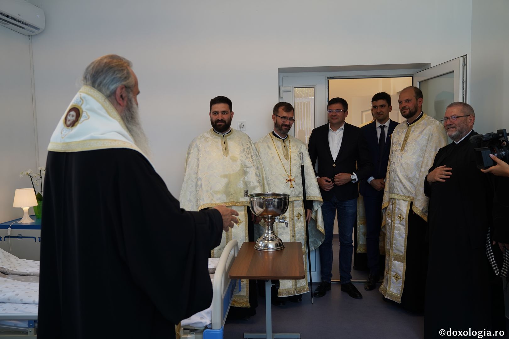 Parteneriat inedit între Spitalul Elena Doamna și Arhiepiscopia Iașilor: IPS Teofan a sfințit o rezervă dedicată nașterilor naturale