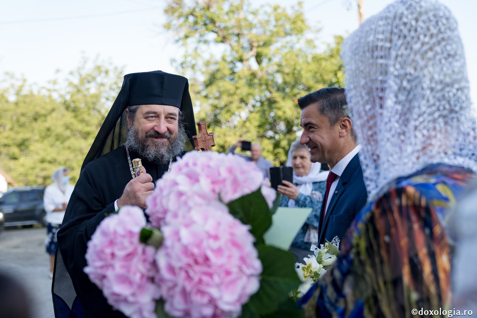 PS Nichifor, la sfințirea altarului de vară al Mănăstirii Piatra Sfântă: „În biserică învățăm să ne cinstim unii pe alții și să ne purtăm neputințele”