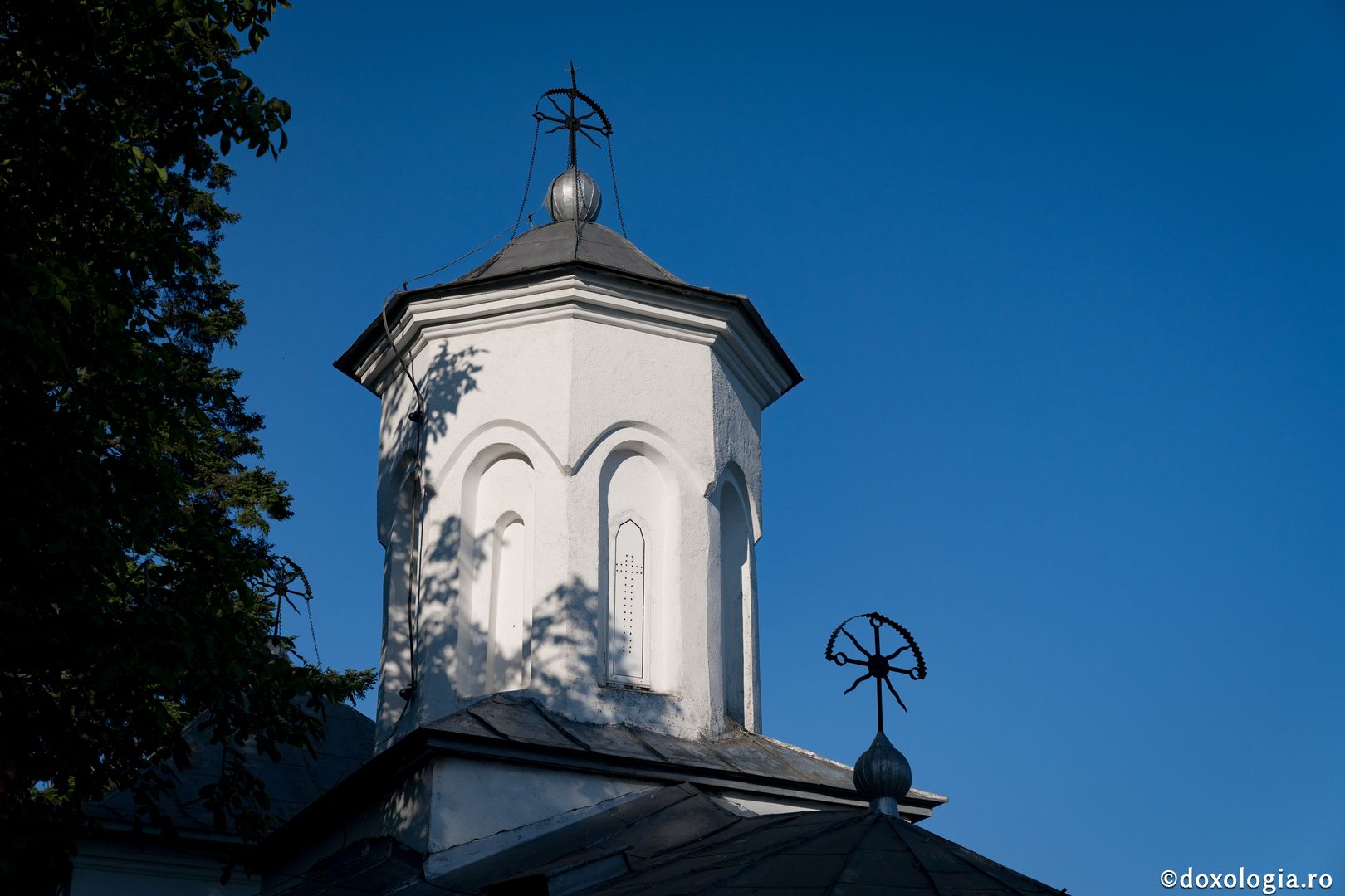 PS Nichifor, la sfințirea altarului de vară al Mănăstirii Piatra Sfântă: „În biserică învățăm să ne cinstim unii pe alții și să ne purtăm neputințele”