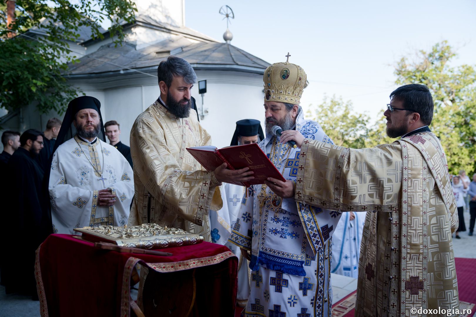 PS Nichifor, la sfințirea altarului de vară al Mănăstirii Piatra Sfântă: „În biserică învățăm să ne cinstim unii pe alții și să ne purtăm neputințele”