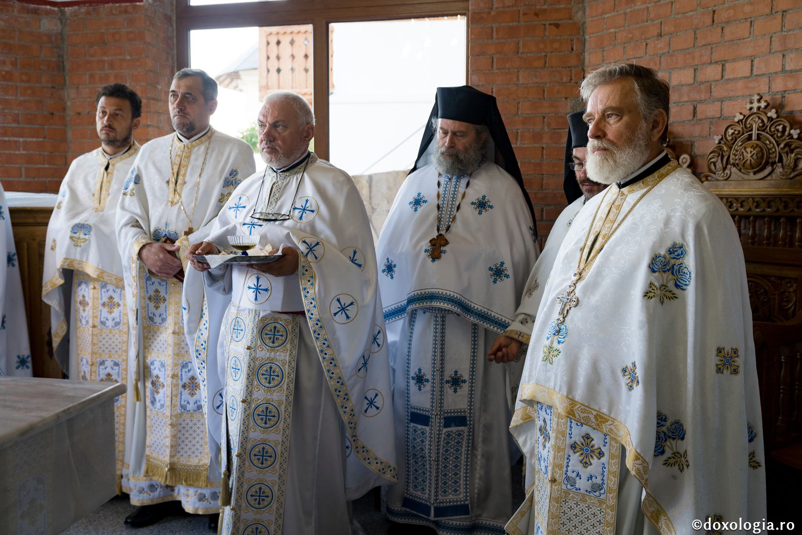 PS Nichifor, la sfințirea altarului de vară al Mănăstirii Piatra Sfântă: „În biserică învățăm să ne cinstim unii pe alții și să ne purtăm neputințele”