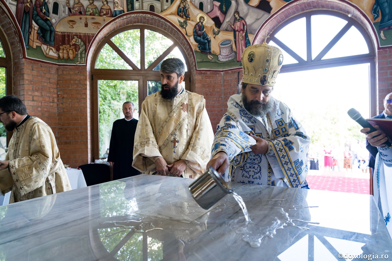 PS Nichifor, la sfințirea altarului de vară al Mănăstirii Piatra Sfântă: „În biserică învățăm să ne cinstim unii pe alții și să ne purtăm neputințele”