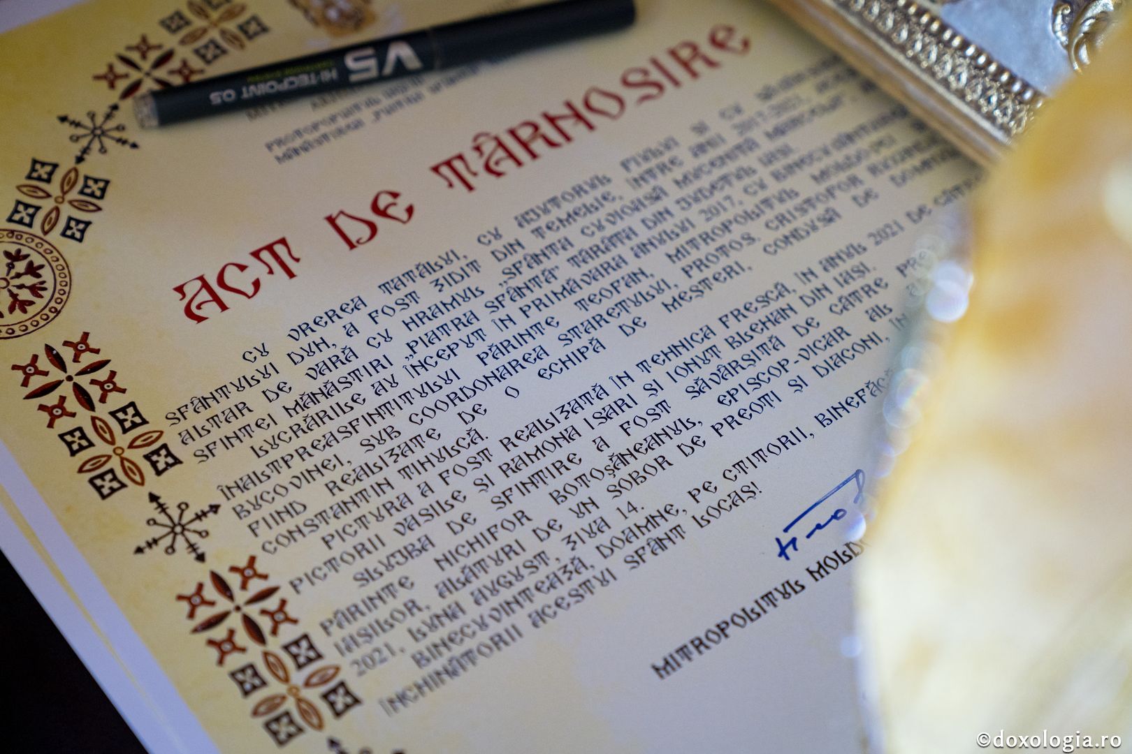 PS Nichifor, la sfințirea altarului de vară al Mănăstirii Piatra Sfântă: „În biserică învățăm să ne cinstim unii pe alții și să ne purtăm neputințele”