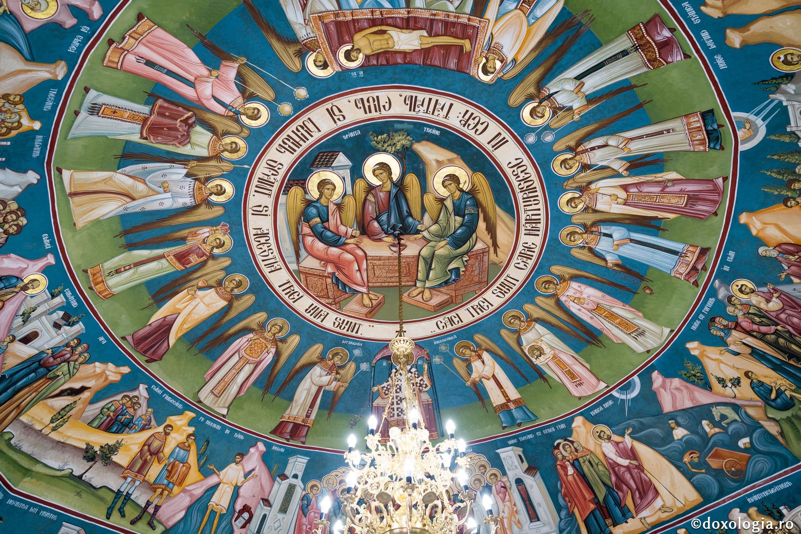 PS Nichifor, la sfințirea altarului de vară al Mănăstirii Piatra Sfântă: „În biserică învățăm să ne cinstim unii pe alții și să ne purtăm neputințele”