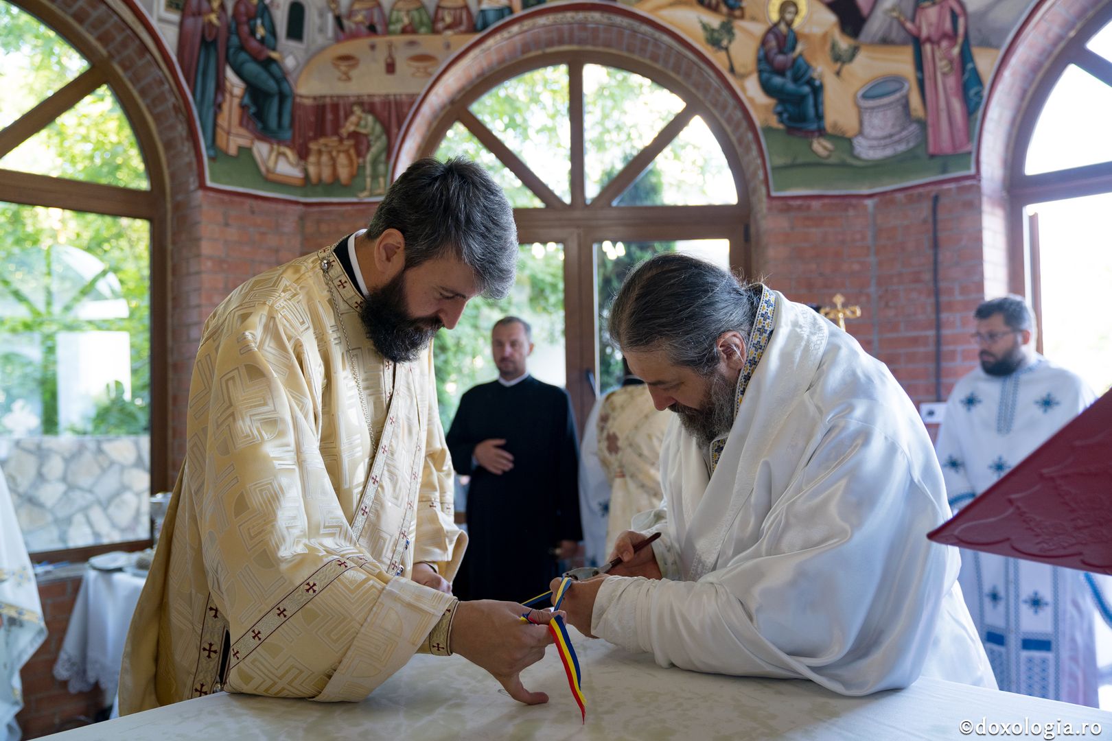 PS Nichifor, la sfințirea altarului de vară al Mănăstirii Piatra Sfântă: „În biserică învățăm să ne cinstim unii pe alții și să ne purtăm neputințele”