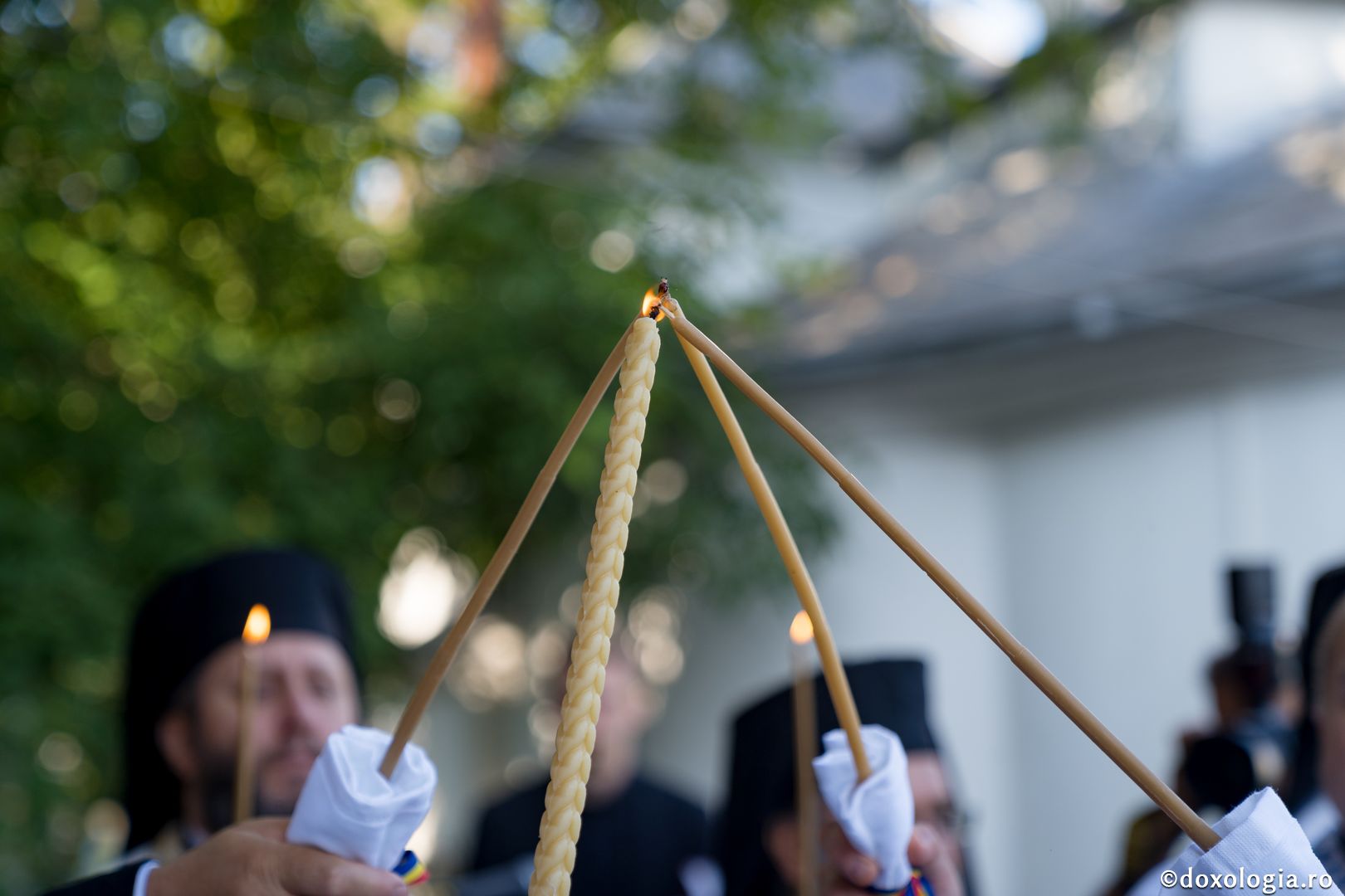 PS Nichifor, la sfințirea altarului de vară al Mănăstirii Piatra Sfântă: „În biserică învățăm să ne cinstim unii pe alții și să ne purtăm neputințele”