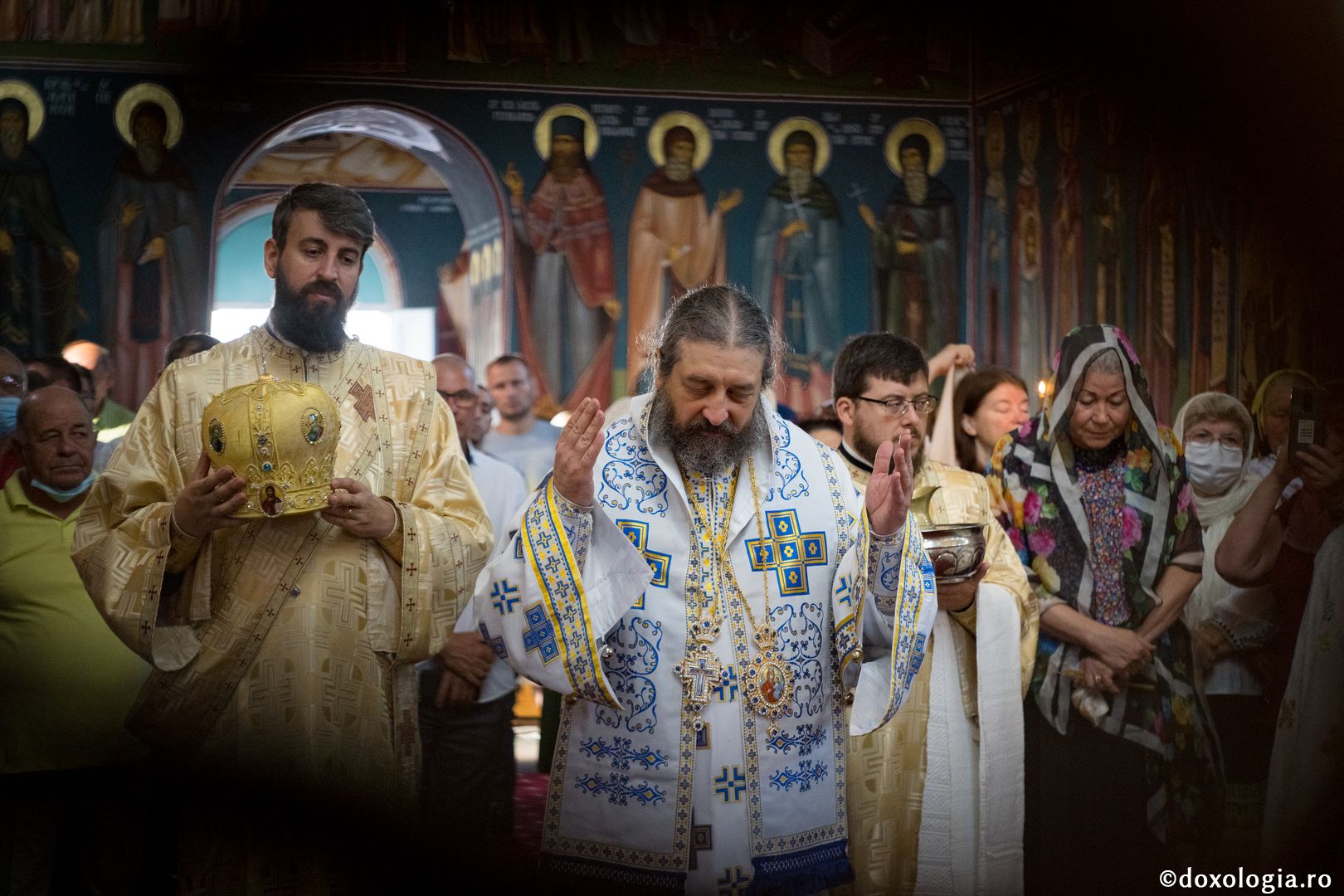 PS Nichifor, la sfințirea altarului de vară al Mănăstirii Piatra Sfântă: „În biserică învățăm să ne cinstim unii pe alții și să ne purtăm neputințele”