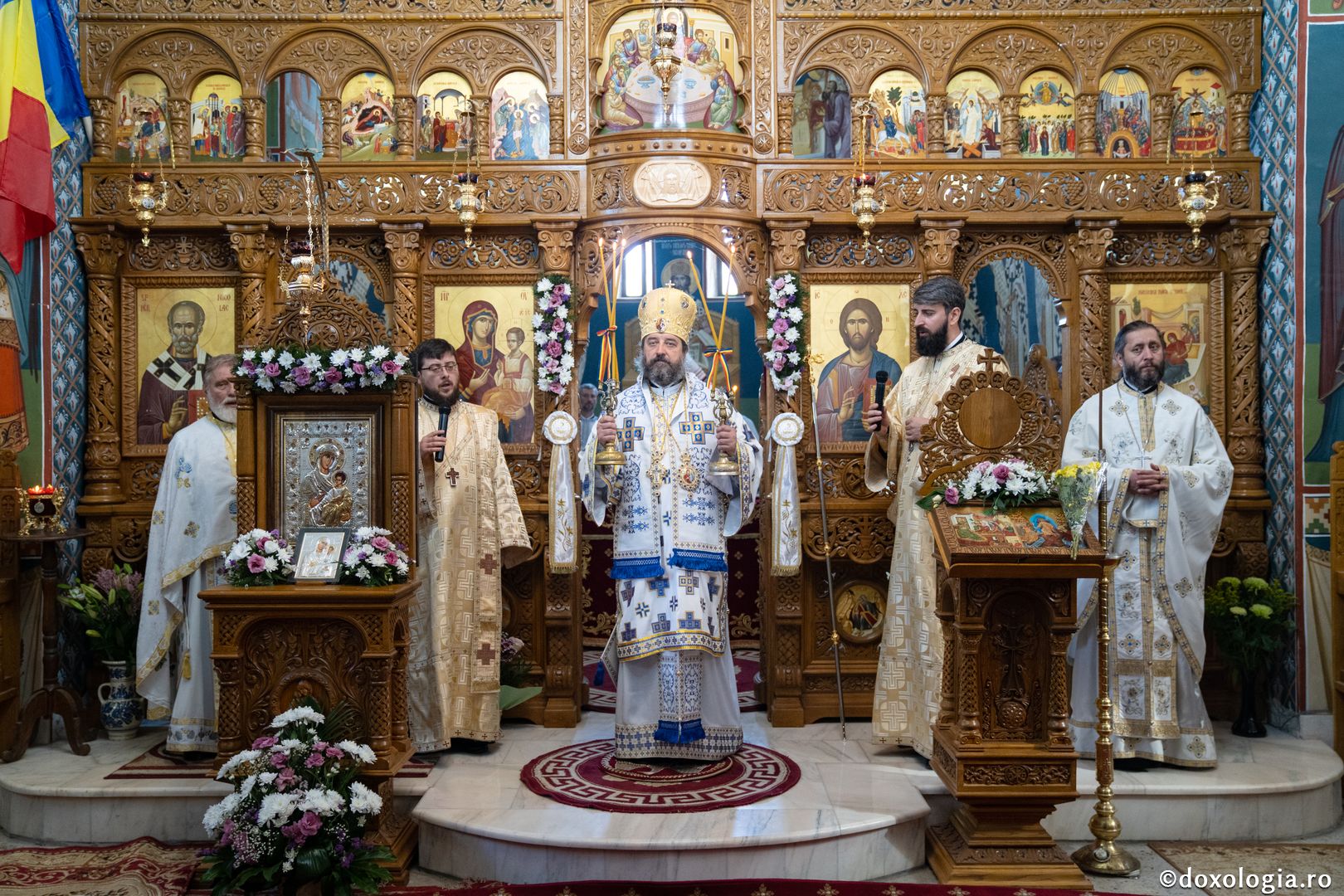 PS Nichifor, la sfințirea altarului de vară al Mănăstirii Piatra Sfântă: „În biserică învățăm să ne cinstim unii pe alții și să ne purtăm neputințele”