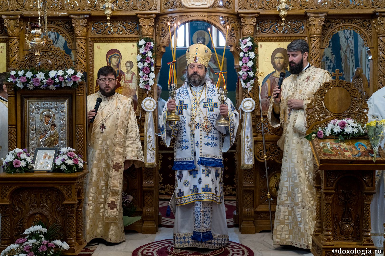 PS Nichifor, la sfințirea altarului de vară al Mănăstirii Piatra Sfântă: „În biserică învățăm să ne cinstim unii pe alții și să ne purtăm neputințele”