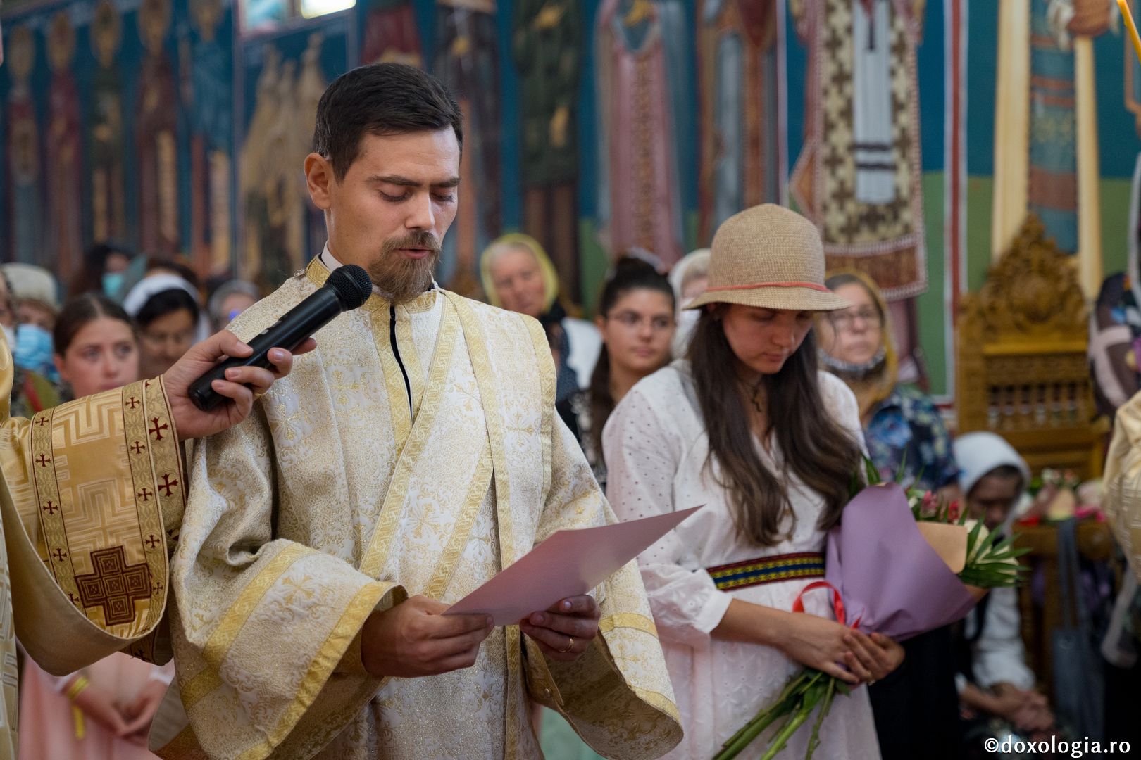 PS Nichifor, la sfințirea altarului de vară al Mănăstirii Piatra Sfântă: „În biserică învățăm să ne cinstim unii pe alții și să ne purtăm neputințele”