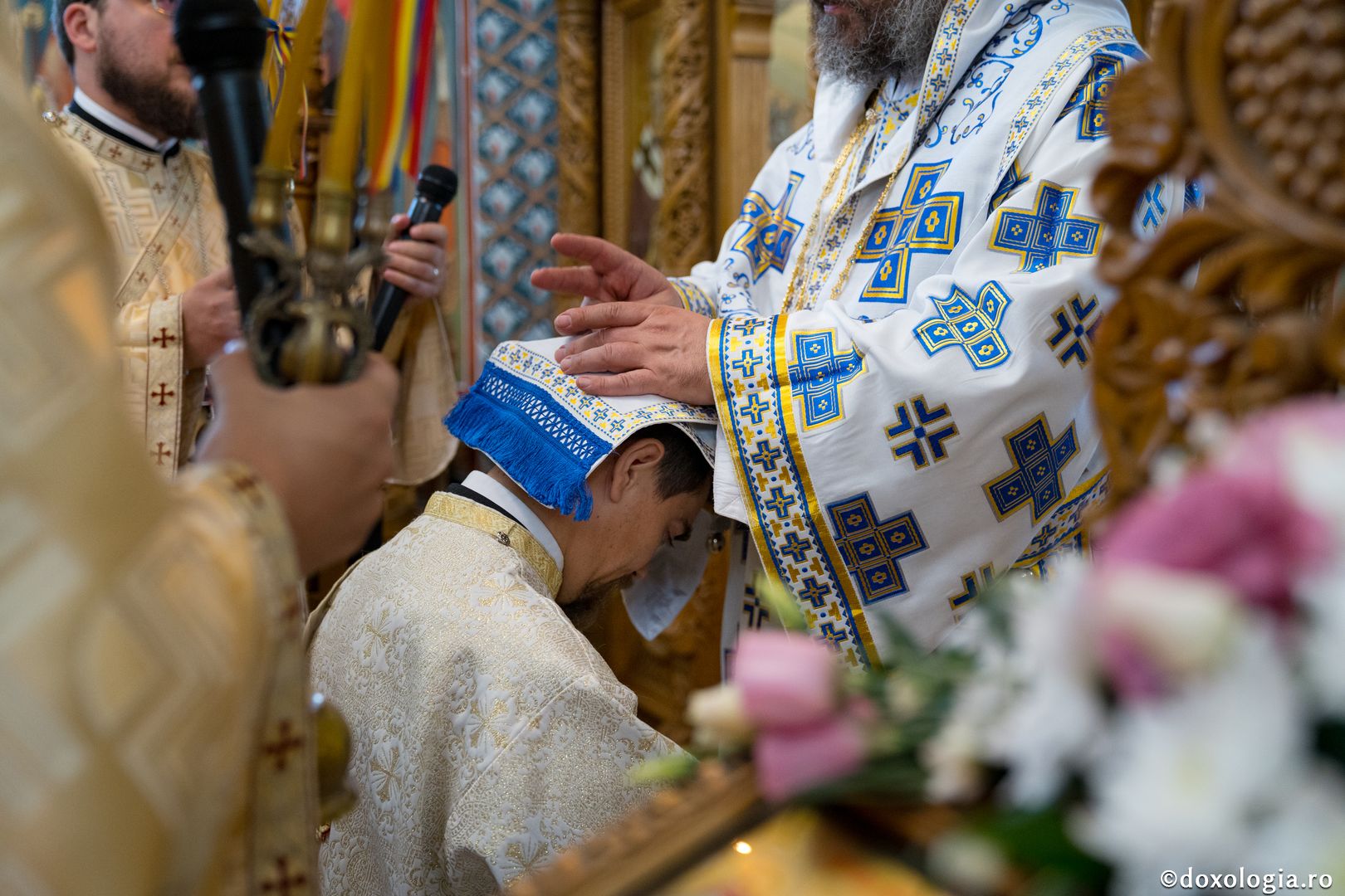 PS Nichifor, la sfințirea altarului de vară al Mănăstirii Piatra Sfântă: „În biserică învățăm să ne cinstim unii pe alții și să ne purtăm neputințele”