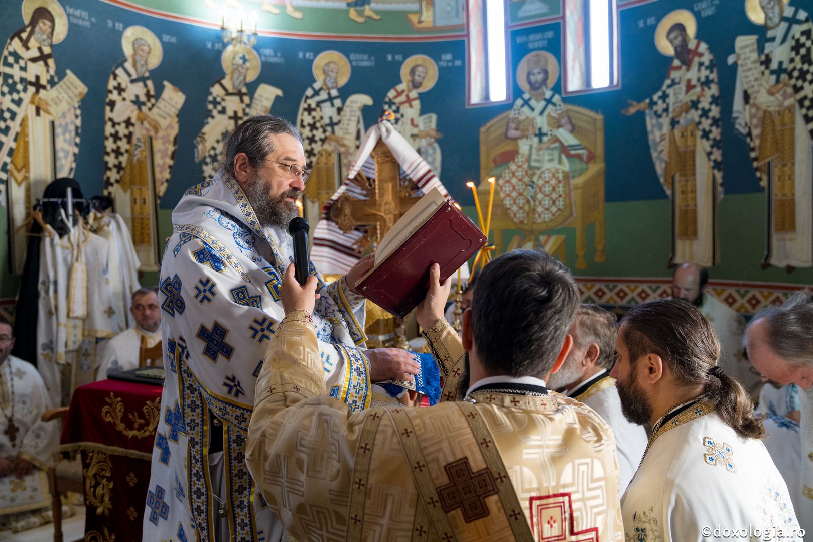 PS Nichifor, la sfințirea altarului de vară al Mănăstirii Piatra Sfântă: „În biserică învățăm să ne cinstim unii pe alții și să ne purtăm neputințele”