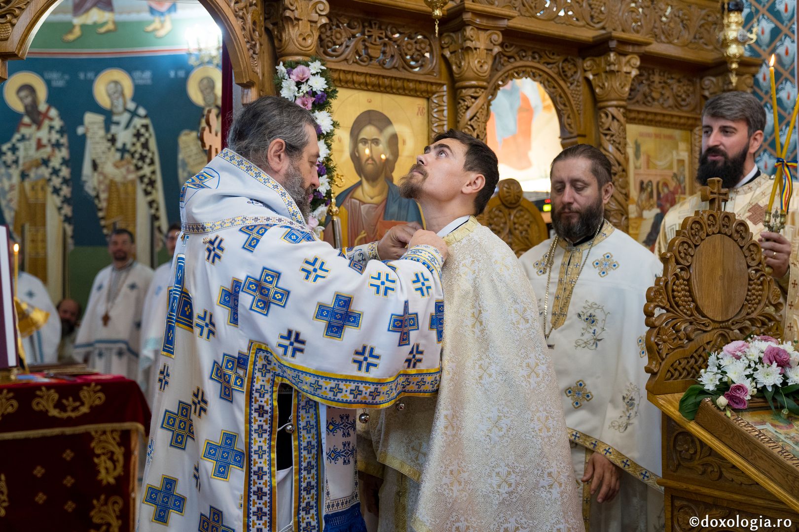 PS Nichifor, la sfințirea altarului de vară al Mănăstirii Piatra Sfântă: „În biserică învățăm să ne cinstim unii pe alții și să ne purtăm neputințele”