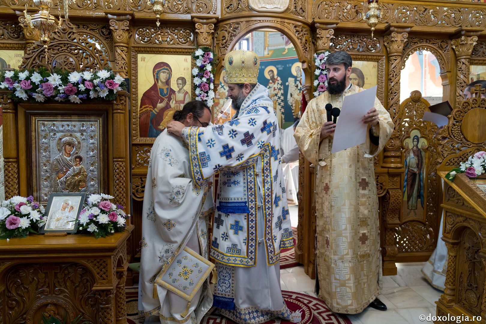 PS Nichifor, la sfințirea altarului de vară al Mănăstirii Piatra Sfântă: „În biserică învățăm să ne cinstim unii pe alții și să ne purtăm neputințele”