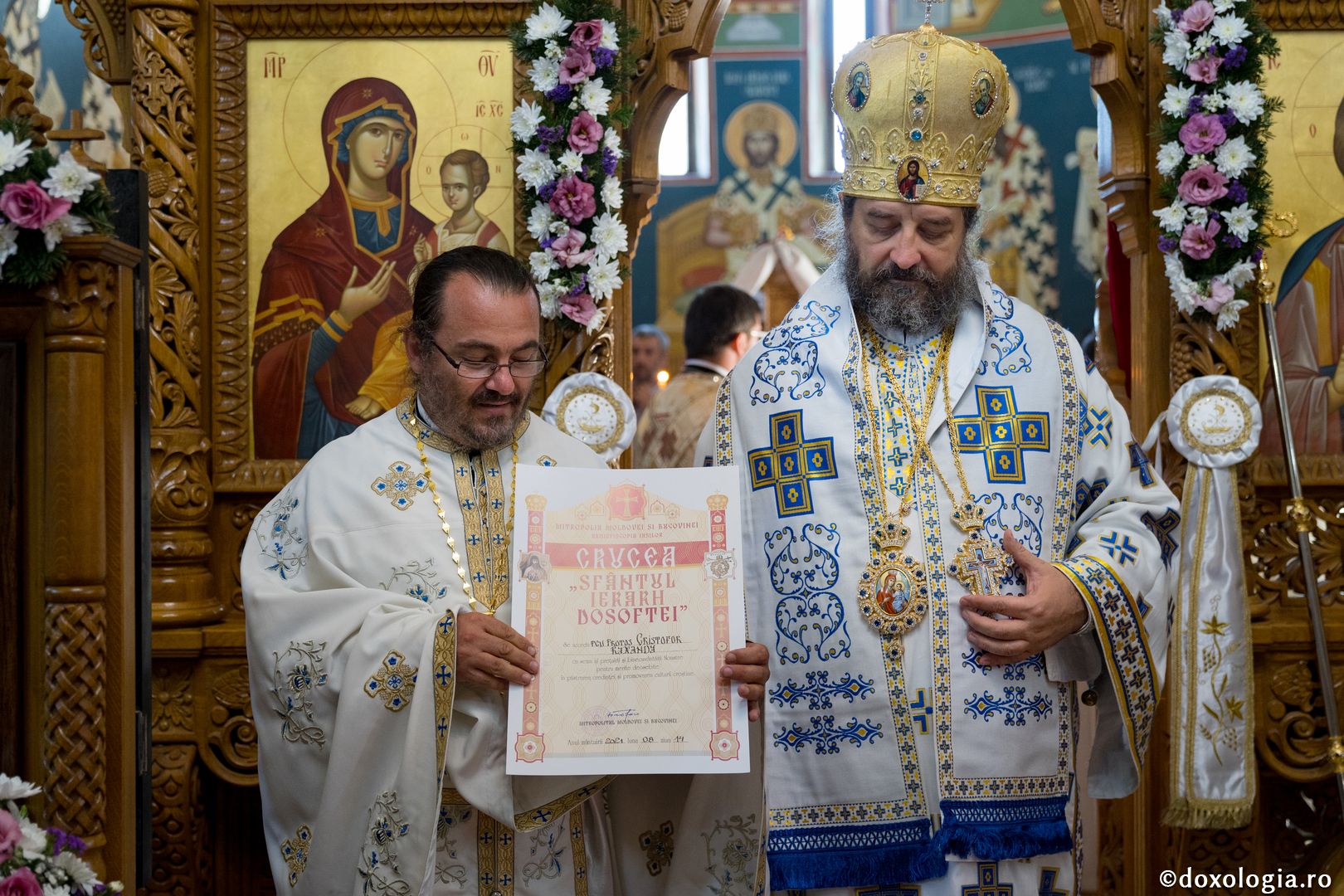 PS Nichifor, la sfințirea altarului de vară al Mănăstirii Piatra Sfântă: „În biserică învățăm să ne cinstim unii pe alții și să ne purtăm neputințele”